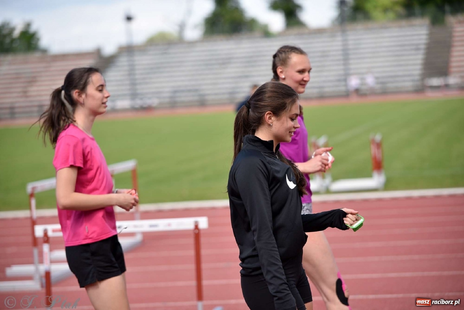 Zdjęcie w galerii na portalu naszraciborz.pl: Królowa sportu zagościła w Raciborzu. Polsko-czeska rywalizacja przy Zamkowej wiadomości z regionu