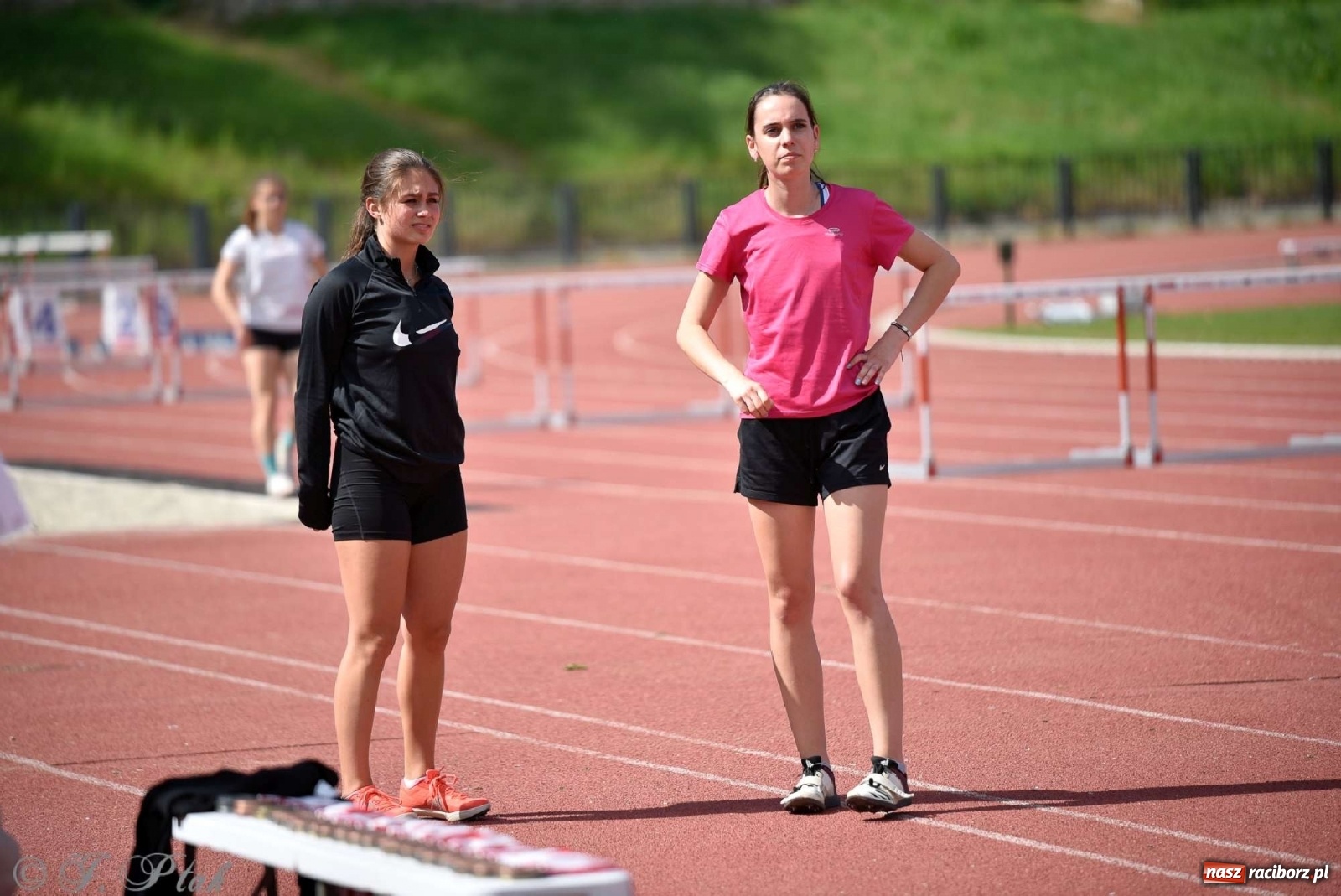 Zdjęcie w galerii na portalu naszraciborz.pl: Królowa sportu zagościła w Raciborzu. Polsko-czeska rywalizacja przy Zamkowej wiadomości z regionu