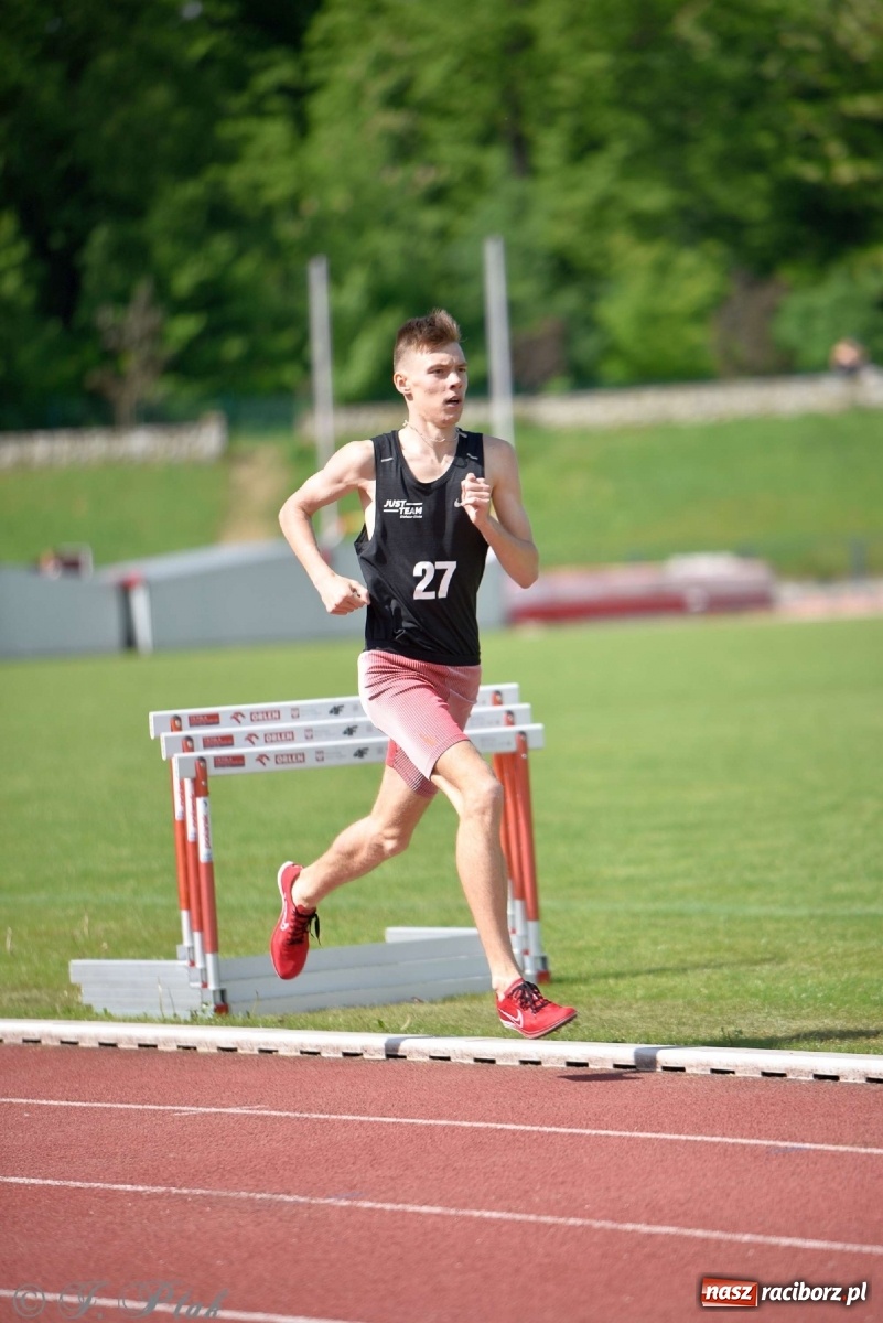 Zdjęcie w galerii na portalu naszraciborz.pl: Królowa sportu zagościła w Raciborzu. Polsko-czeska rywalizacja przy Zamkowej wiadomości z regionu