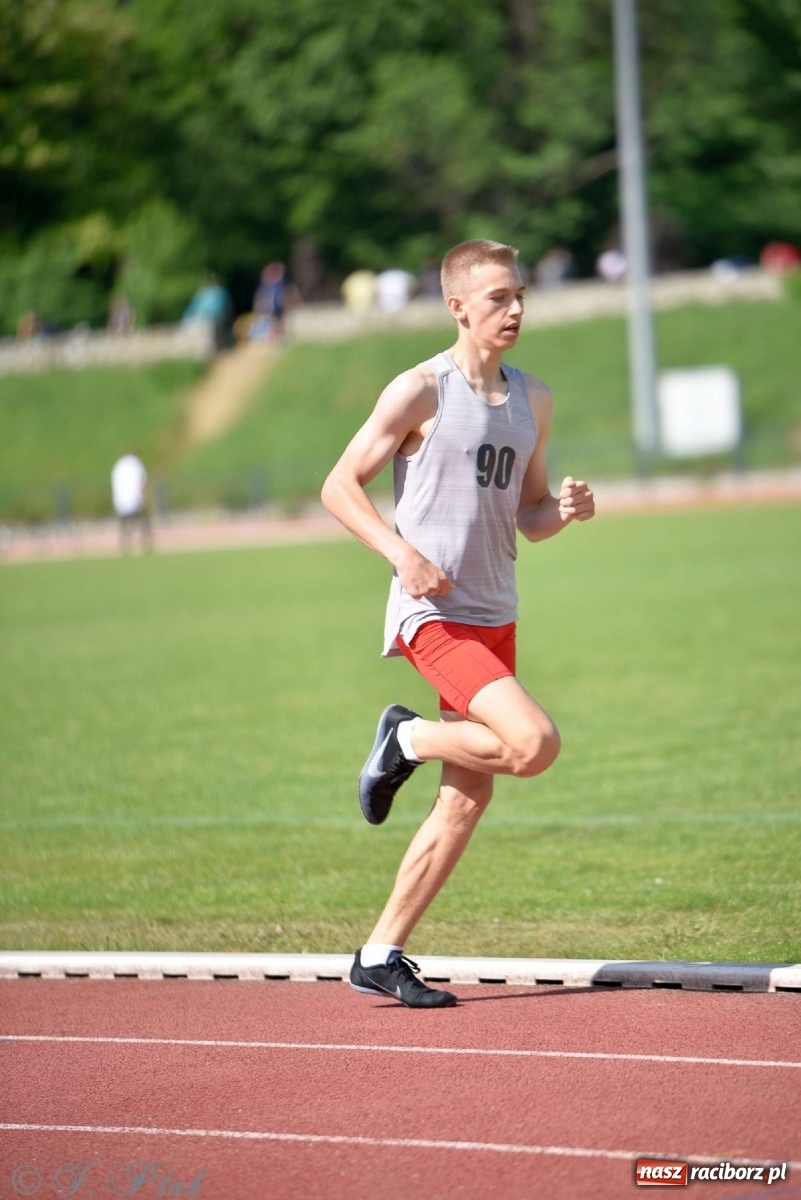 Zdjęcie w galerii na portalu naszraciborz.pl: Królowa sportu zagościła w Raciborzu. Polsko-czeska rywalizacja przy Zamkowej wiadomości z regionu