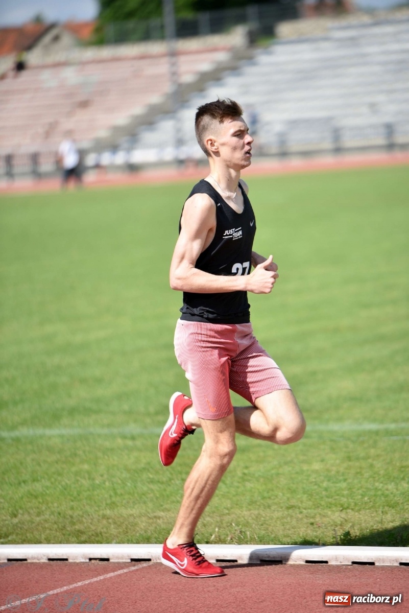 Zdjęcie w galerii na portalu naszraciborz.pl: Królowa sportu zagościła w Raciborzu. Polsko-czeska rywalizacja przy Zamkowej wiadomości z regionu