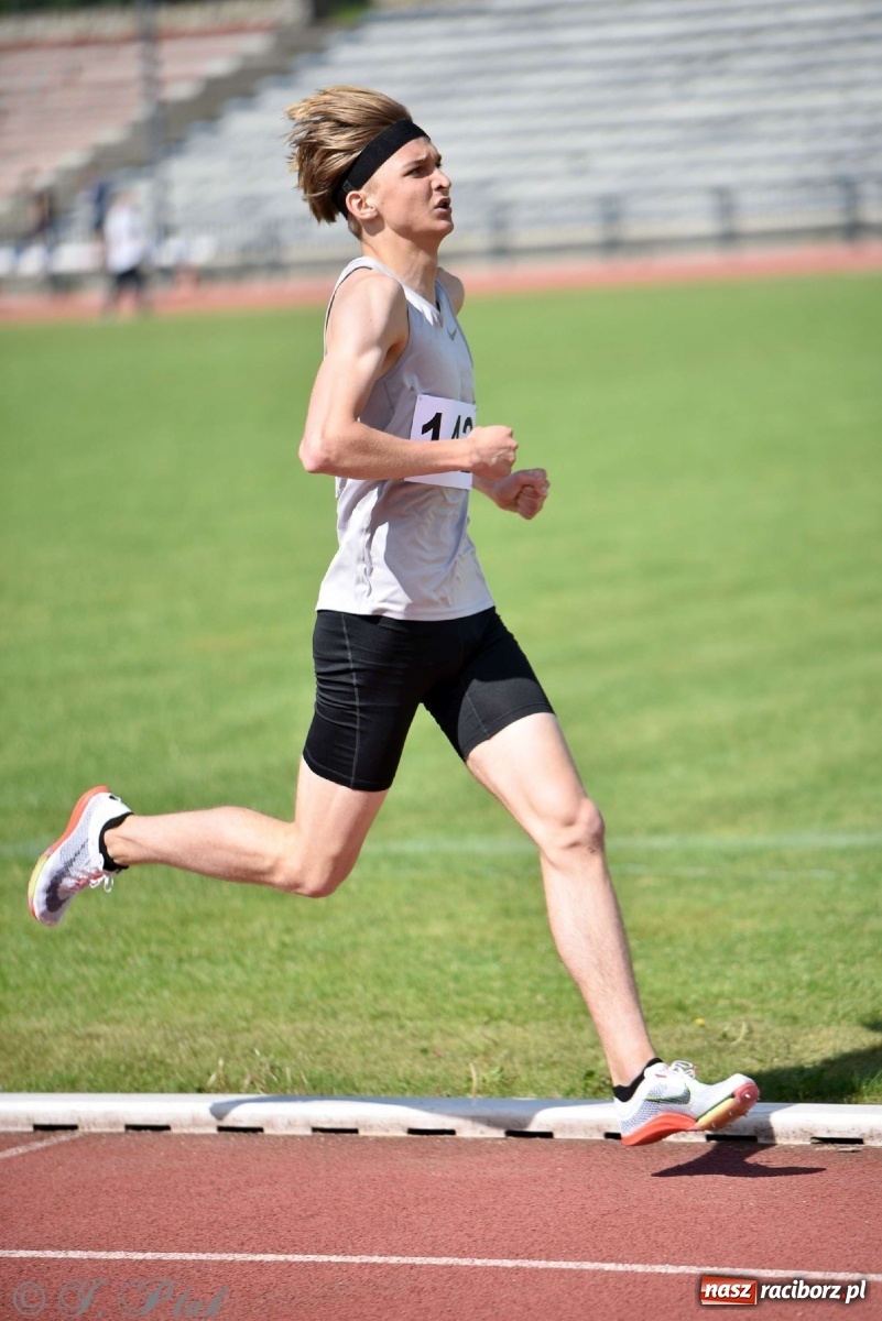 Zdjęcie w galerii na portalu naszraciborz.pl: Królowa sportu zagościła w Raciborzu. Polsko-czeska rywalizacja przy Zamkowej wiadomości z regionu