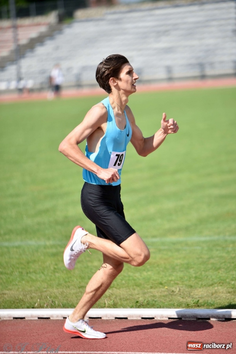 Zdjęcie w galerii na portalu naszraciborz.pl: Królowa sportu zagościła w Raciborzu. Polsko-czeska rywalizacja przy Zamkowej wiadomości z regionu