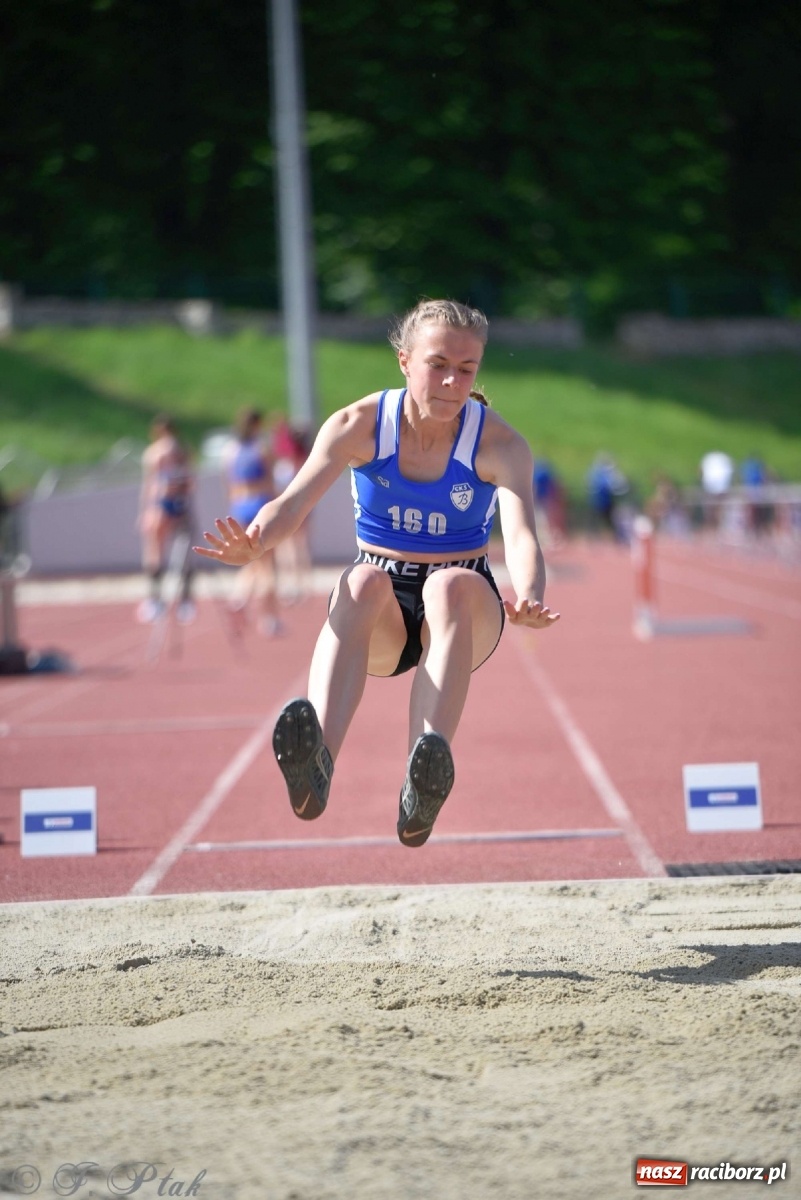 Zdjęcie w galerii na portalu naszraciborz.pl: Królowa sportu zagościła w Raciborzu. Polsko-czeska rywalizacja przy Zamkowej wiadomości z regionu