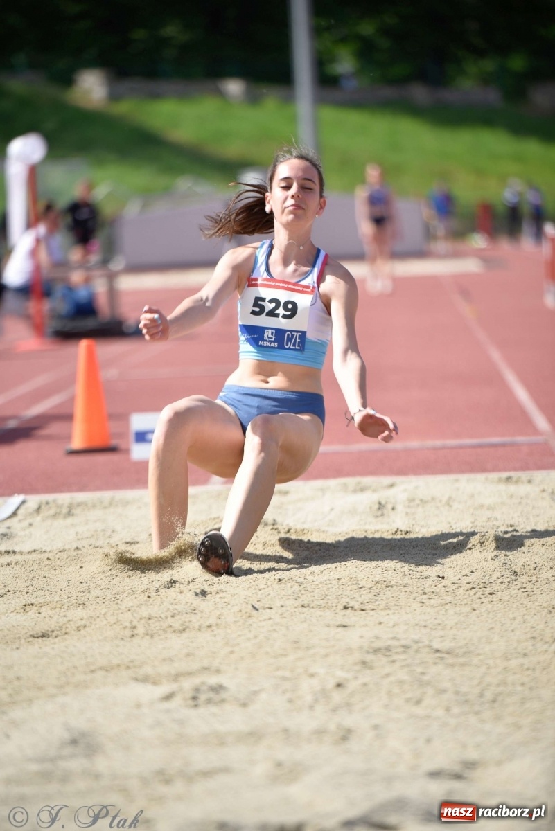 Zdjęcie w galerii na portalu naszraciborz.pl: Królowa sportu zagościła w Raciborzu. Polsko-czeska rywalizacja przy Zamkowej wiadomości z regionu