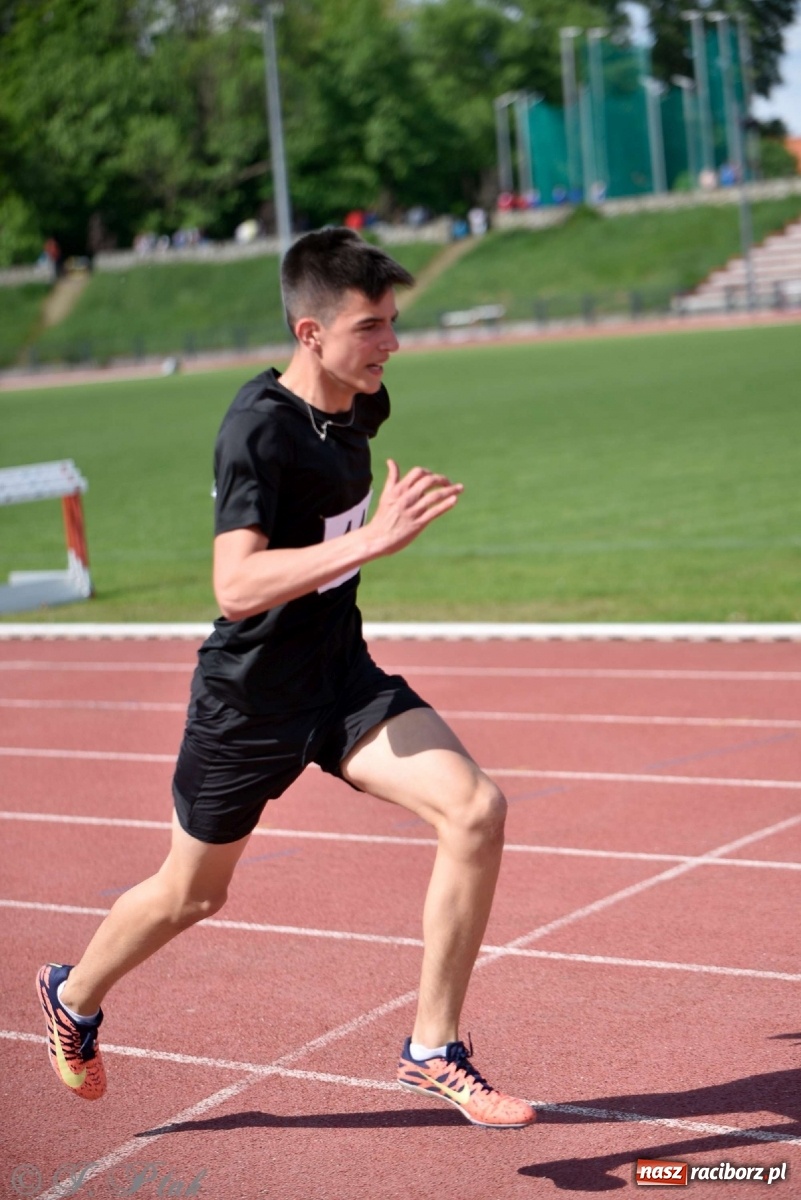 Zdjęcie w galerii na portalu naszraciborz.pl: Królowa sportu zagościła w Raciborzu. Polsko-czeska rywalizacja przy Zamkowej wiadomości z regionu