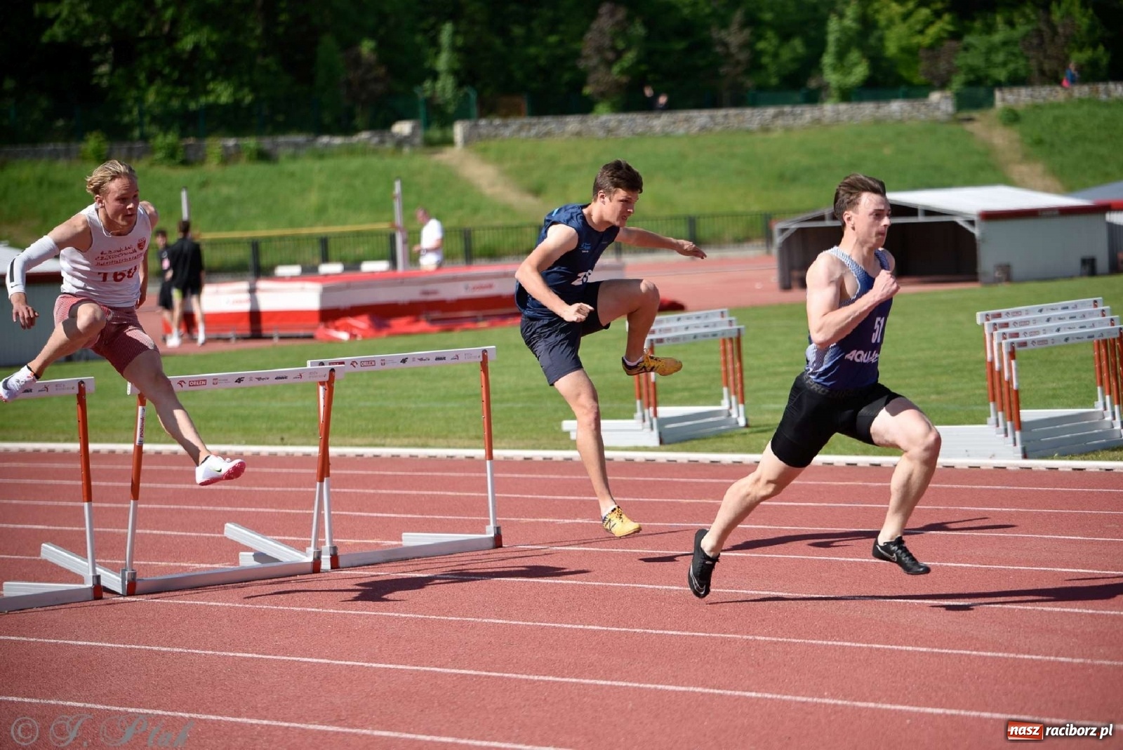 Zdjęcie w galerii na portalu naszraciborz.pl: Królowa sportu zagościła w Raciborzu. Polsko-czeska rywalizacja przy Zamkowej wiadomości z regionu