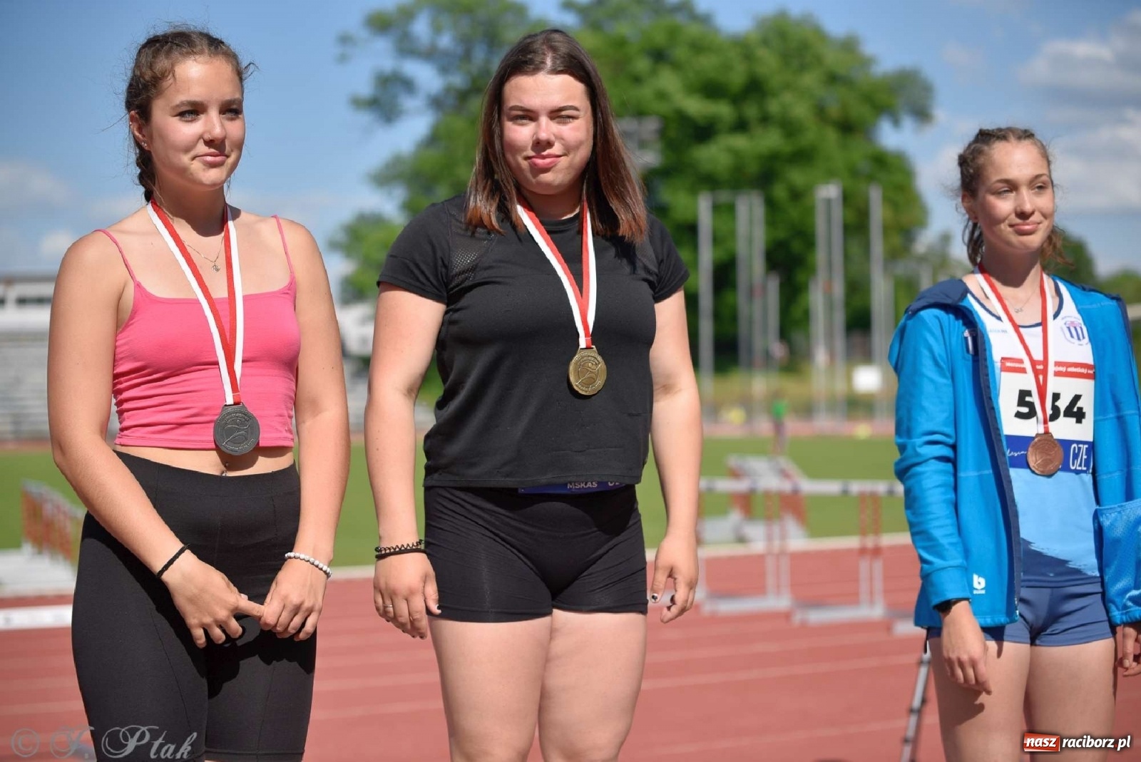 Zdjęcie w galerii na portalu naszraciborz.pl: Królowa sportu zagościła w Raciborzu. Polsko-czeska rywalizacja przy Zamkowej wiadomości z regionu