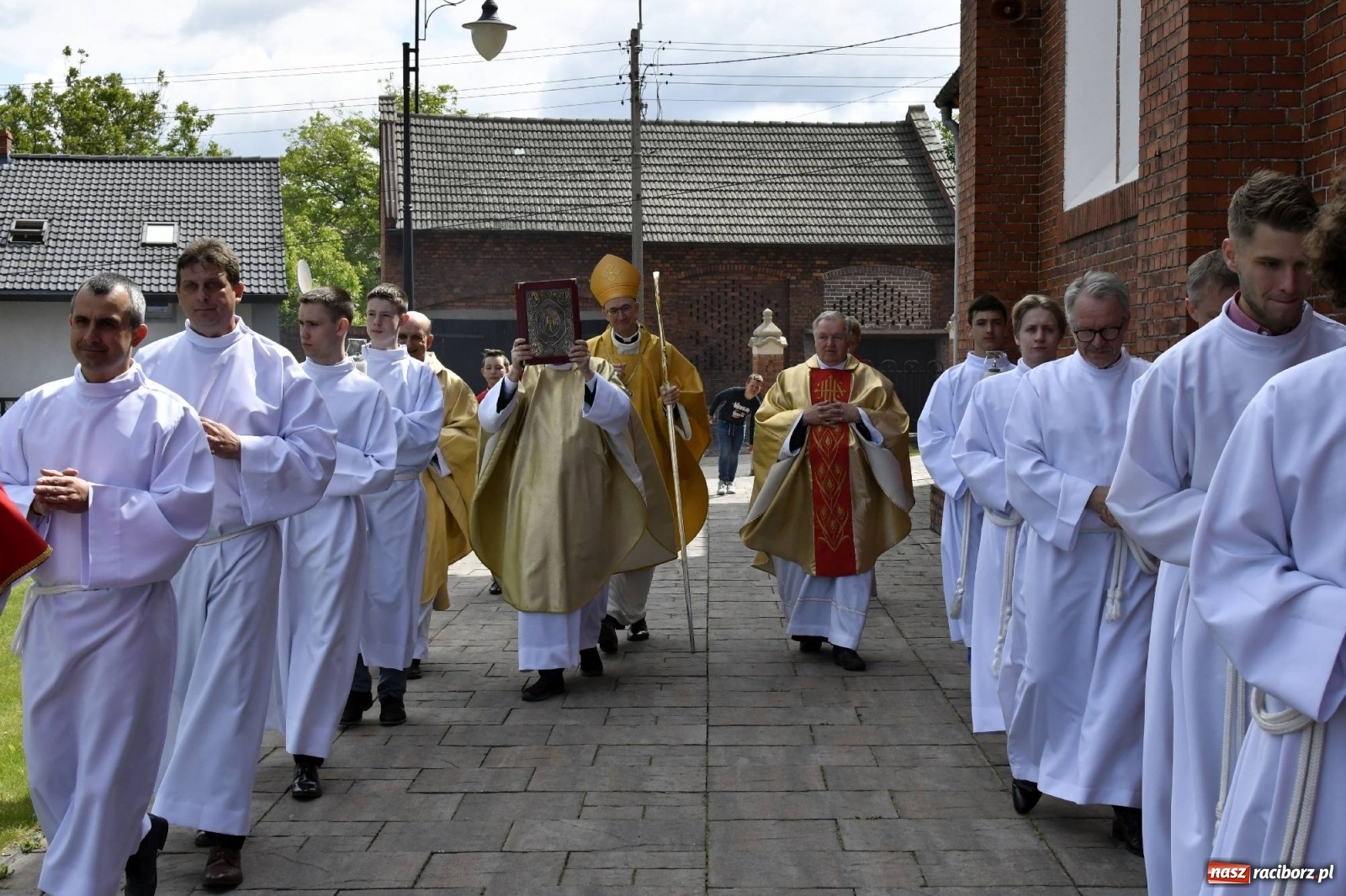 Zdjęcie w galerii na portalu naszraciborz.pl: Wielkie święto w Raciborzu-Brzeziu. Finał Dni Dulcissimiańskich i posadzenie Dębu Niepodległości [FOTO i WIDEO] wiadomości z regionu