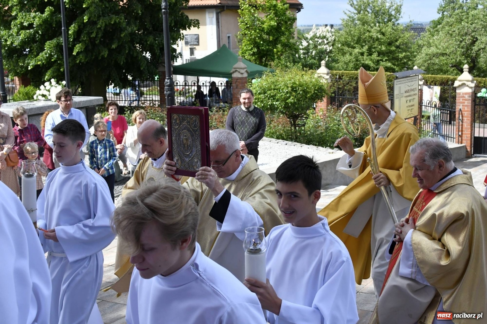 Zdjęcie w galerii na portalu naszraciborz.pl: Wielkie święto w Raciborzu-Brzeziu. Finał Dni Dulcissimiańskich i posadzenie Dębu Niepodległości [FOTO i WIDEO] wiadomości z regionu