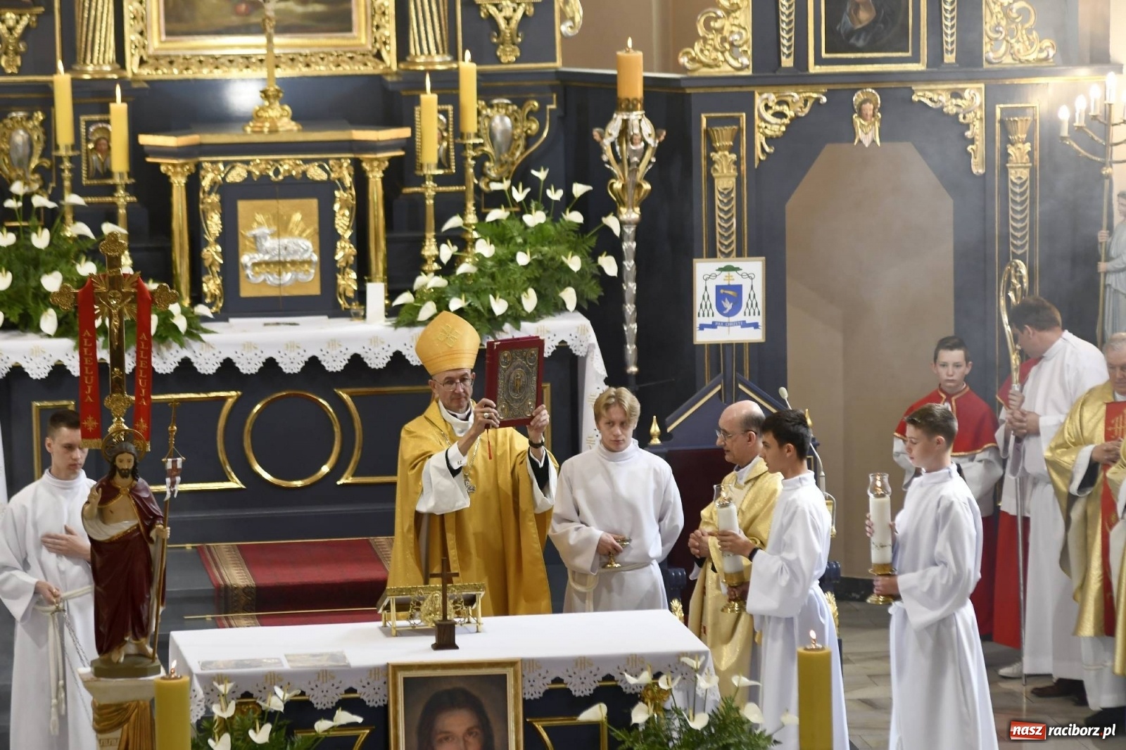Zdjęcie w galerii na portalu naszraciborz.pl: Wielkie święto w Raciborzu-Brzeziu. Finał Dni Dulcissimiańskich i posadzenie Dębu Niepodległości [FOTO i WIDEO] wiadomości z regionu