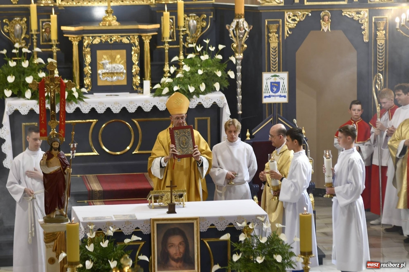 Zdjęcie w galerii na portalu naszraciborz.pl: Wielkie święto w Raciborzu-Brzeziu. Finał Dni Dulcissimiańskich i posadzenie Dębu Niepodległości [FOTO i WIDEO] wiadomości z regionu