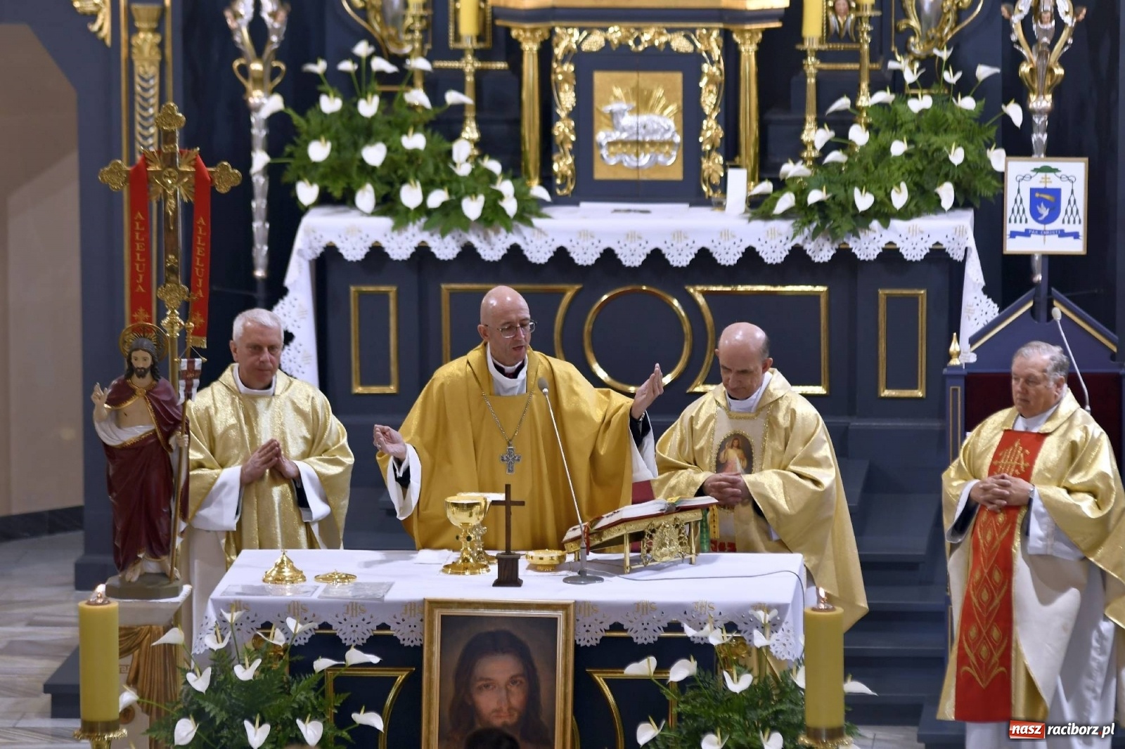 Zdjęcie w galerii na portalu naszraciborz.pl: Wielkie święto w Raciborzu-Brzeziu. Finał Dni Dulcissimiańskich i posadzenie Dębu Niepodległości [FOTO i WIDEO] wiadomości z regionu