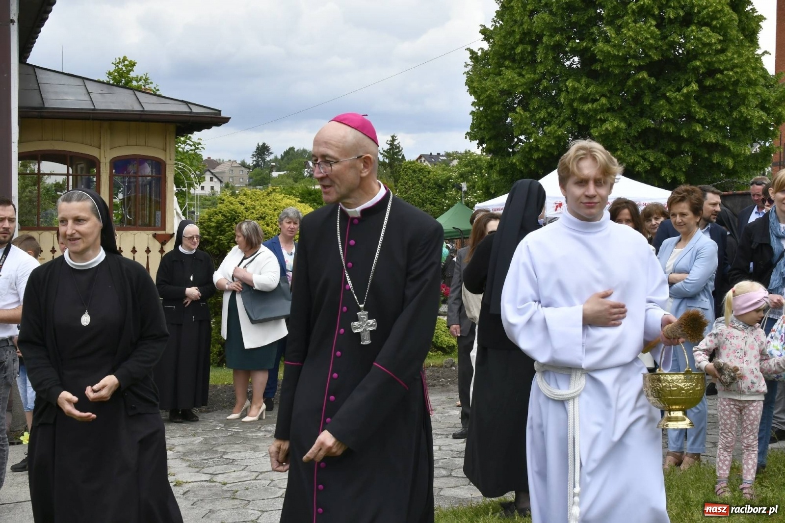 Zdjęcie w galerii na portalu naszraciborz.pl: Wielkie święto w Raciborzu-Brzeziu. Finał Dni Dulcissimiańskich i posadzenie Dębu Niepodległości [FOTO i WIDEO] wiadomości z regionu
