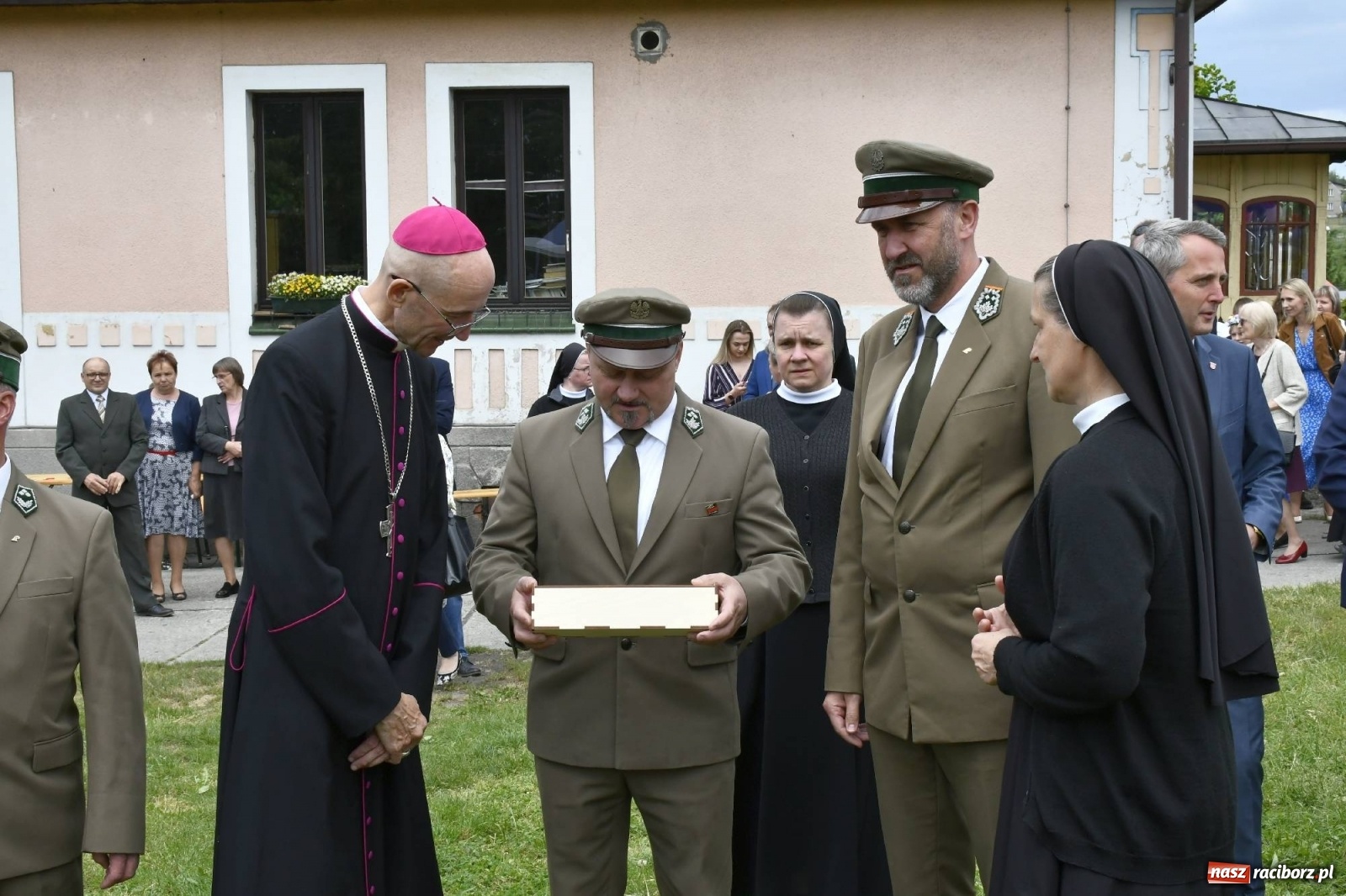 Zdjęcie w galerii na portalu naszraciborz.pl: Wielkie święto w Raciborzu-Brzeziu. Finał Dni Dulcissimiańskich i posadzenie Dębu Niepodległości [FOTO i WIDEO] wiadomości z regionu