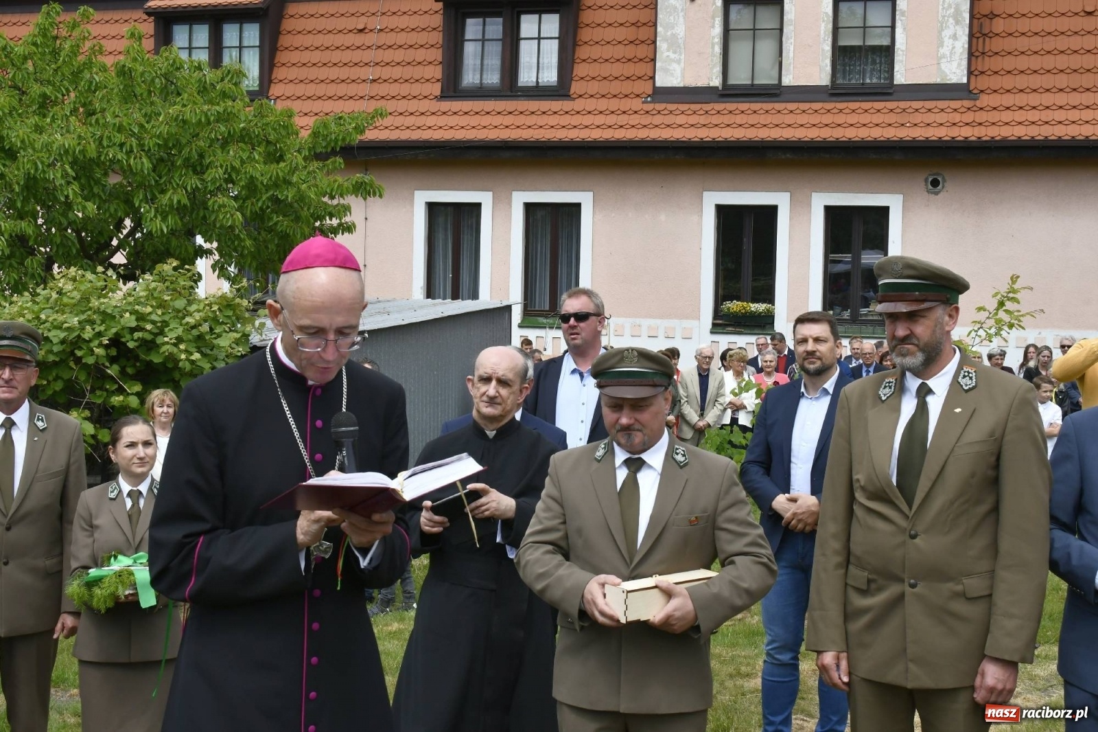 Zdjęcie w galerii na portalu naszraciborz.pl: Wielkie święto w Raciborzu-Brzeziu. Finał Dni Dulcissimiańskich i posadzenie Dębu Niepodległości [FOTO i WIDEO] wiadomości z regionu