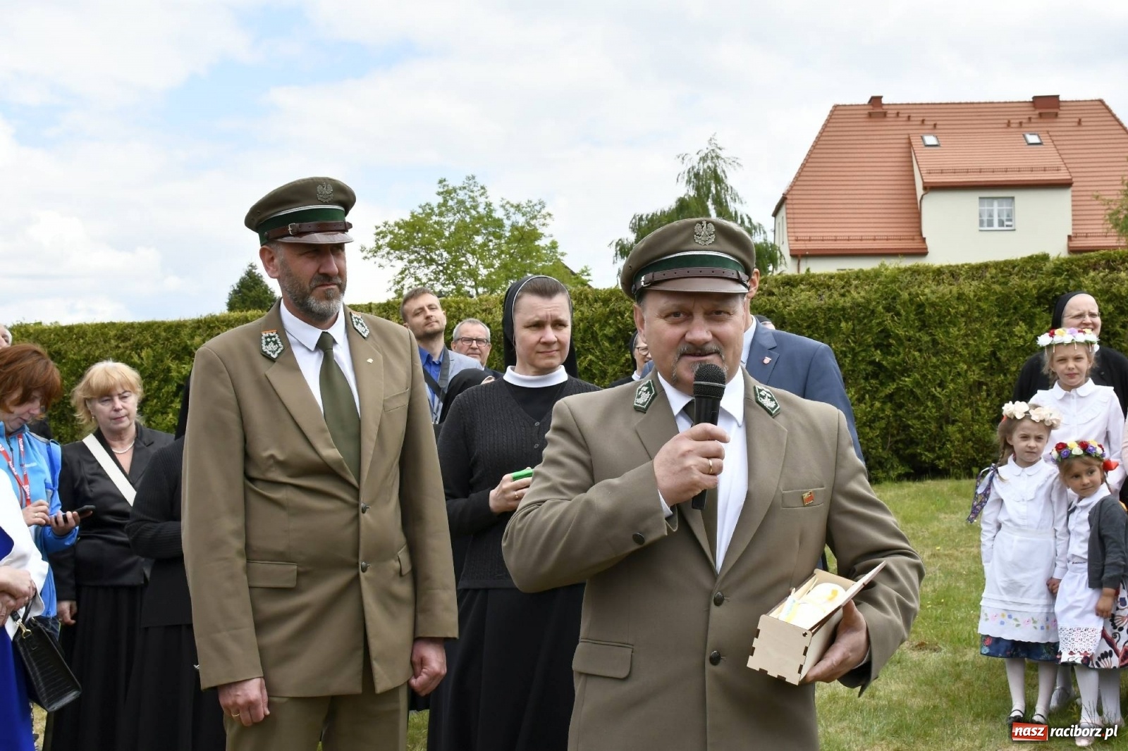 Zdjęcie w galerii na portalu naszraciborz.pl: Wielkie święto w Raciborzu-Brzeziu. Finał Dni Dulcissimiańskich i posadzenie Dębu Niepodległości [FOTO i WIDEO] wiadomości z regionu