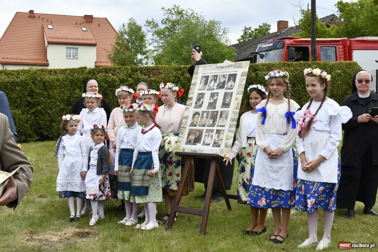 Zdjęcie w galerii na portalu naszraciborz.pl: Wielkie święto w Raciborzu-Brzeziu. Finał Dni Dulcissimiańskich i posadzenie Dębu Niepodległości [FOTO i WIDEO] wiadomości z regionu