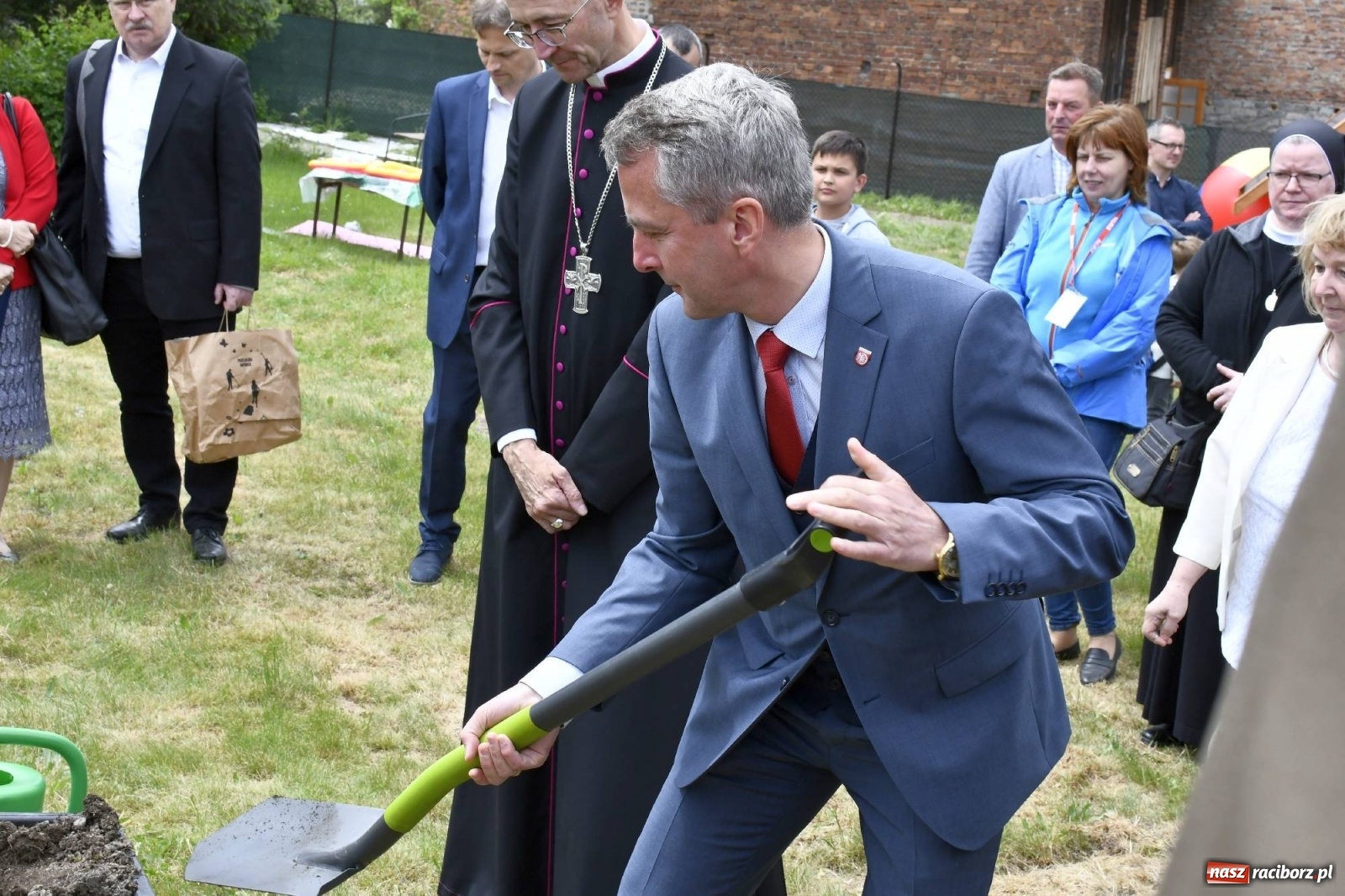 Zdjęcie w galerii na portalu naszraciborz.pl: Wielkie święto w Raciborzu-Brzeziu. Finał Dni Dulcissimiańskich i posadzenie Dębu Niepodległości [FOTO i WIDEO] wiadomości z regionu