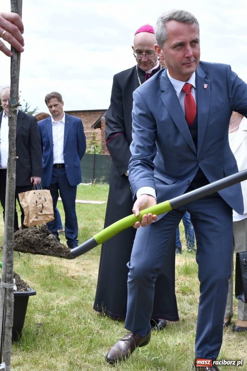 Zdjęcie w galerii na portalu naszraciborz.pl: Wielkie święto w Raciborzu-Brzeziu. Finał Dni Dulcissimiańskich i posadzenie Dębu Niepodległości [FOTO i WIDEO] wiadomości z regionu