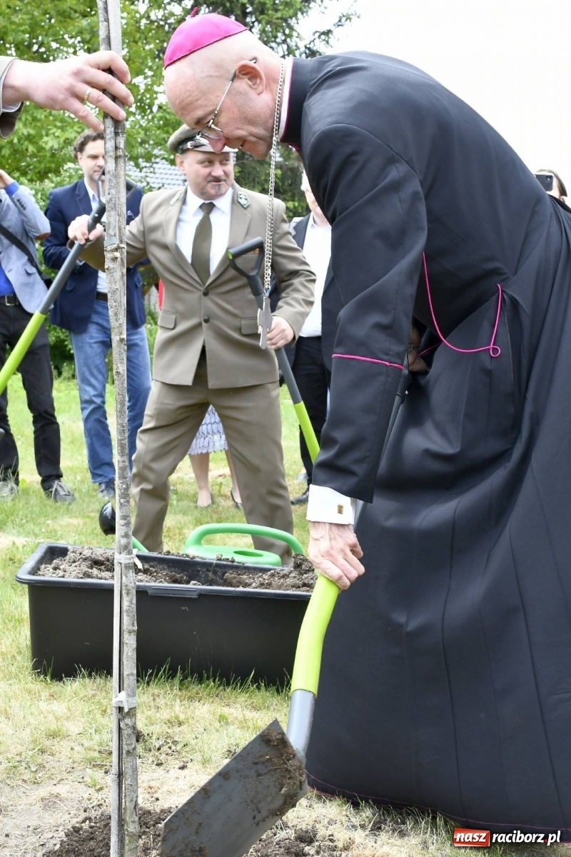 Zdjęcie w galerii na portalu naszraciborz.pl: Wielkie święto w Raciborzu-Brzeziu. Finał Dni Dulcissimiańskich i posadzenie Dębu Niepodległości [FOTO i WIDEO] wiadomości z regionu