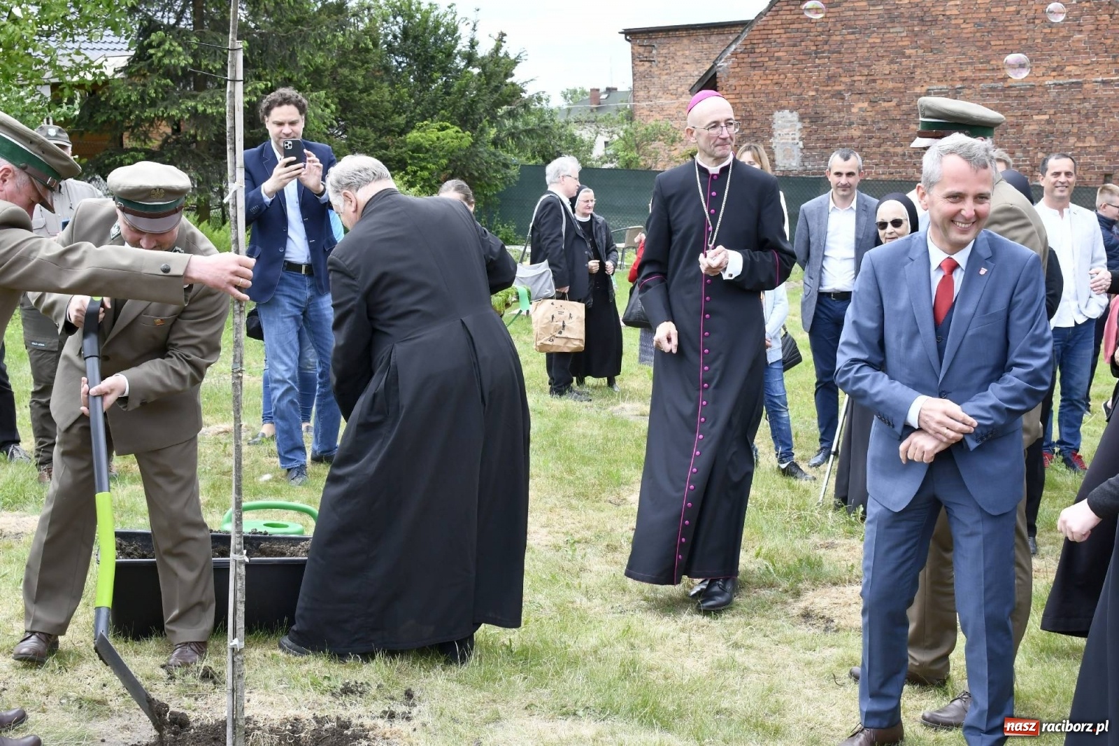 Zdjęcie w galerii na portalu naszraciborz.pl: Wielkie święto w Raciborzu-Brzeziu. Finał Dni Dulcissimiańskich i posadzenie Dębu Niepodległości [FOTO i WIDEO] wiadomości z regionu
