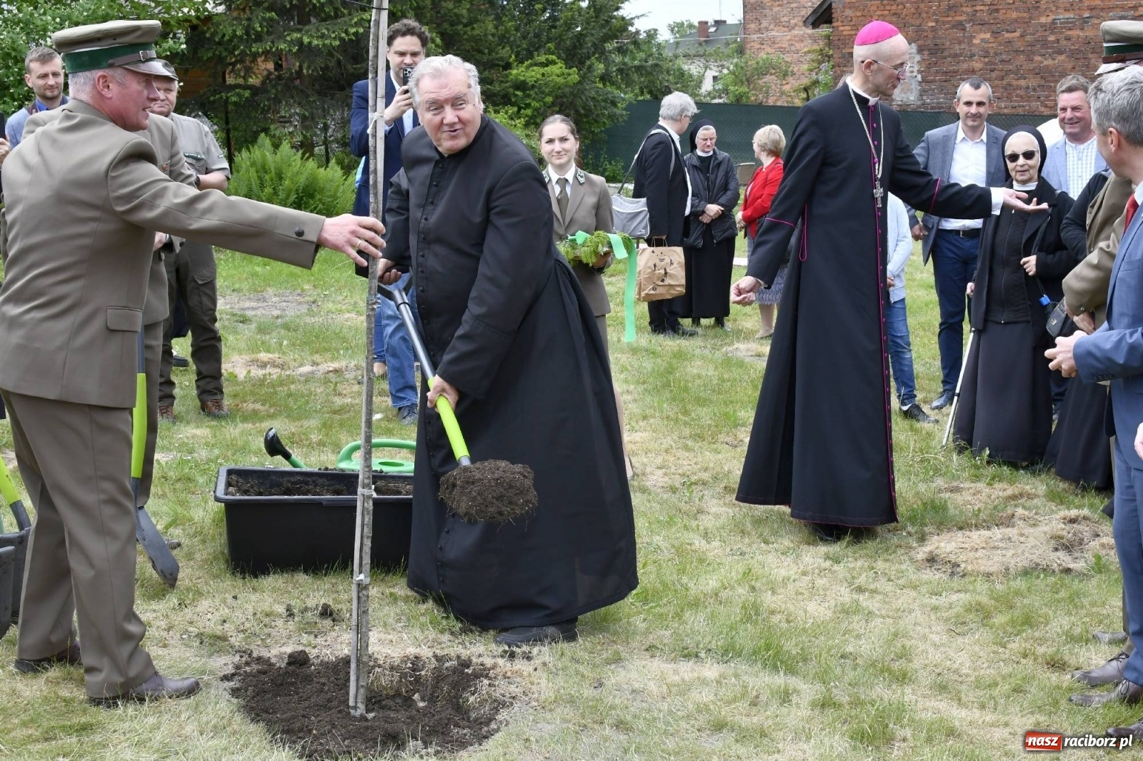 Zdjęcie w galerii na portalu naszraciborz.pl: Wielkie święto w Raciborzu-Brzeziu. Finał Dni Dulcissimiańskich i posadzenie Dębu Niepodległości [FOTO i WIDEO] wiadomości z regionu