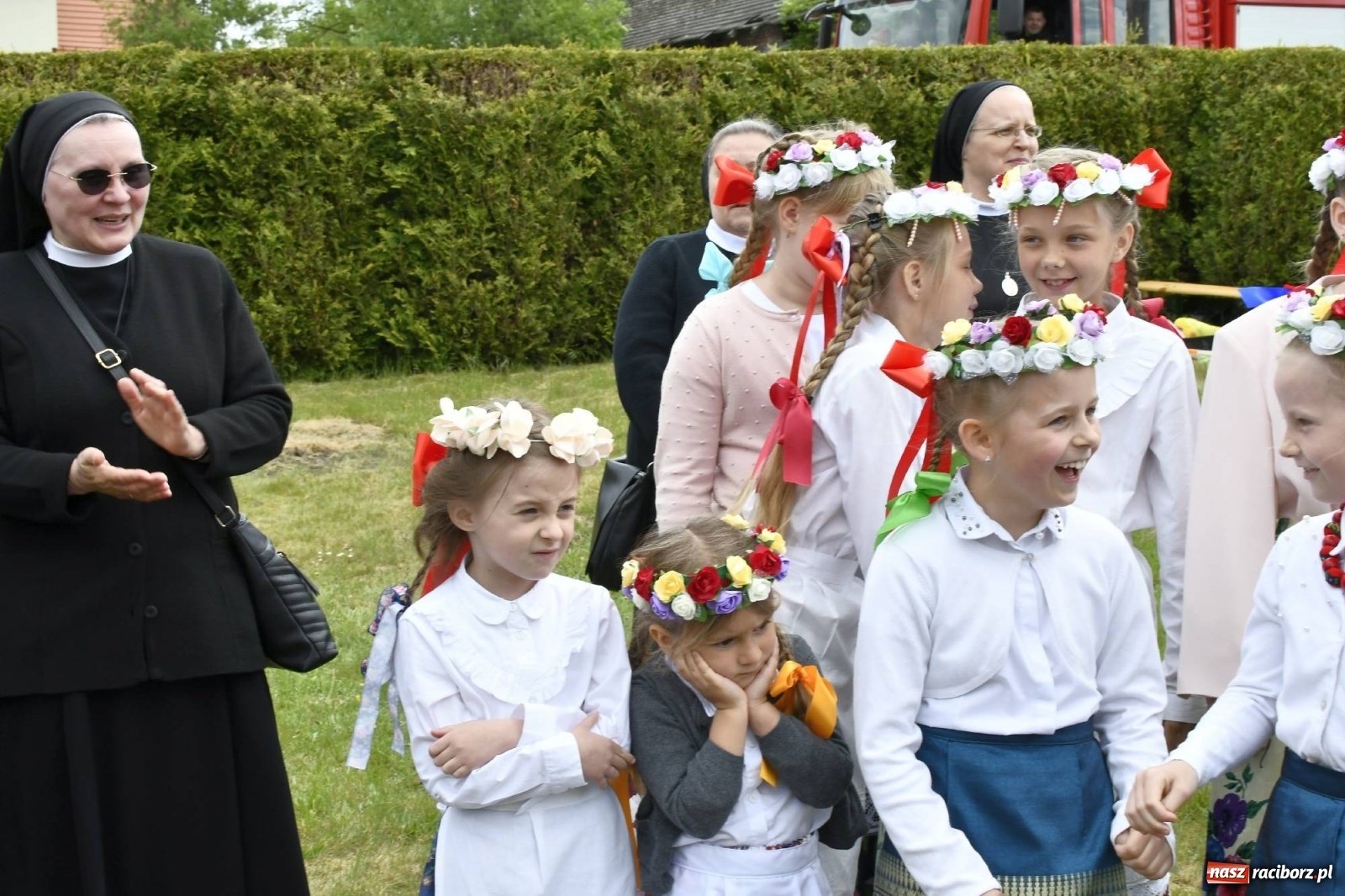 Zdjęcie w galerii na portalu naszraciborz.pl: Wielkie święto w Raciborzu-Brzeziu. Finał Dni Dulcissimiańskich i posadzenie Dębu Niepodległości [FOTO i WIDEO] wiadomości z regionu