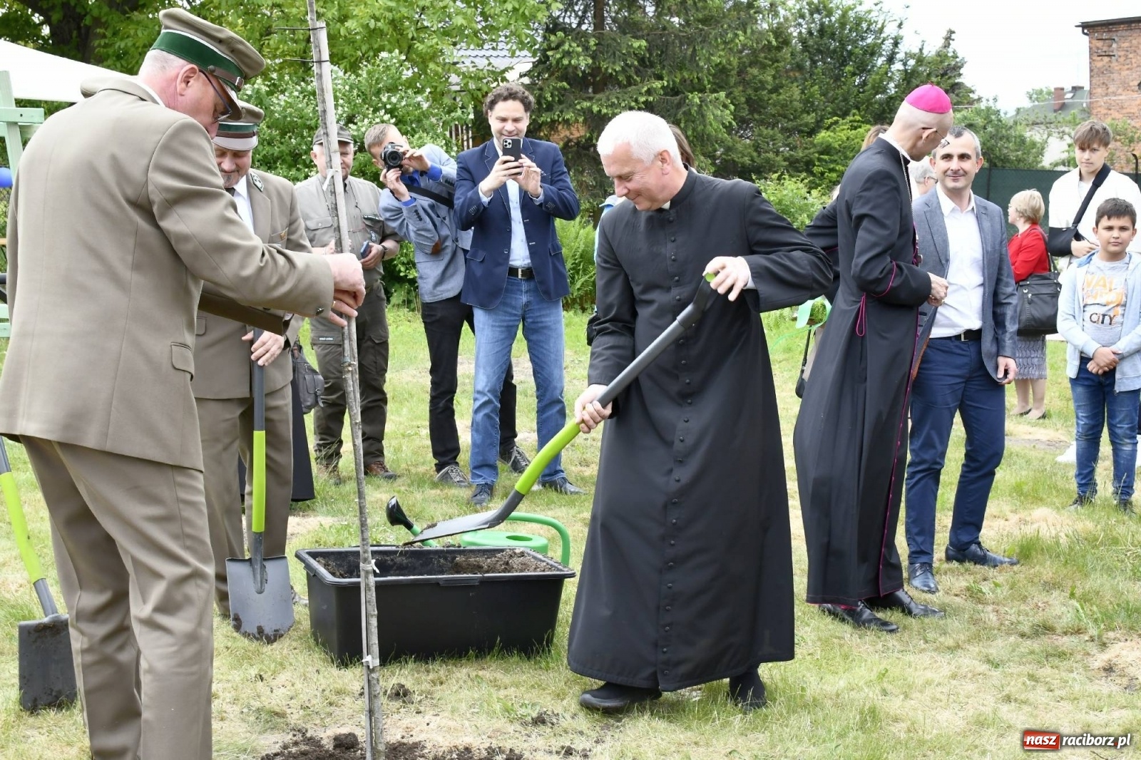 Zdjęcie w galerii na portalu naszraciborz.pl: Wielkie święto w Raciborzu-Brzeziu. Finał Dni Dulcissimiańskich i posadzenie Dębu Niepodległości [FOTO i WIDEO] wiadomości z regionu