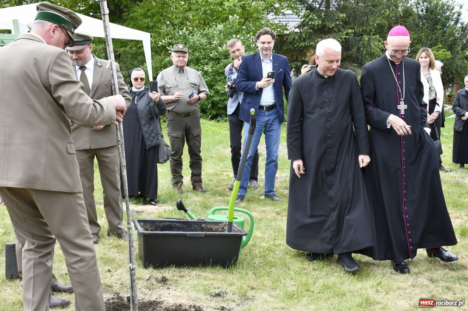 Zdjęcie w galerii na portalu naszraciborz.pl: Wielkie święto w Raciborzu-Brzeziu. Finał Dni Dulcissimiańskich i posadzenie Dębu Niepodległości [FOTO i WIDEO] wiadomości z regionu
