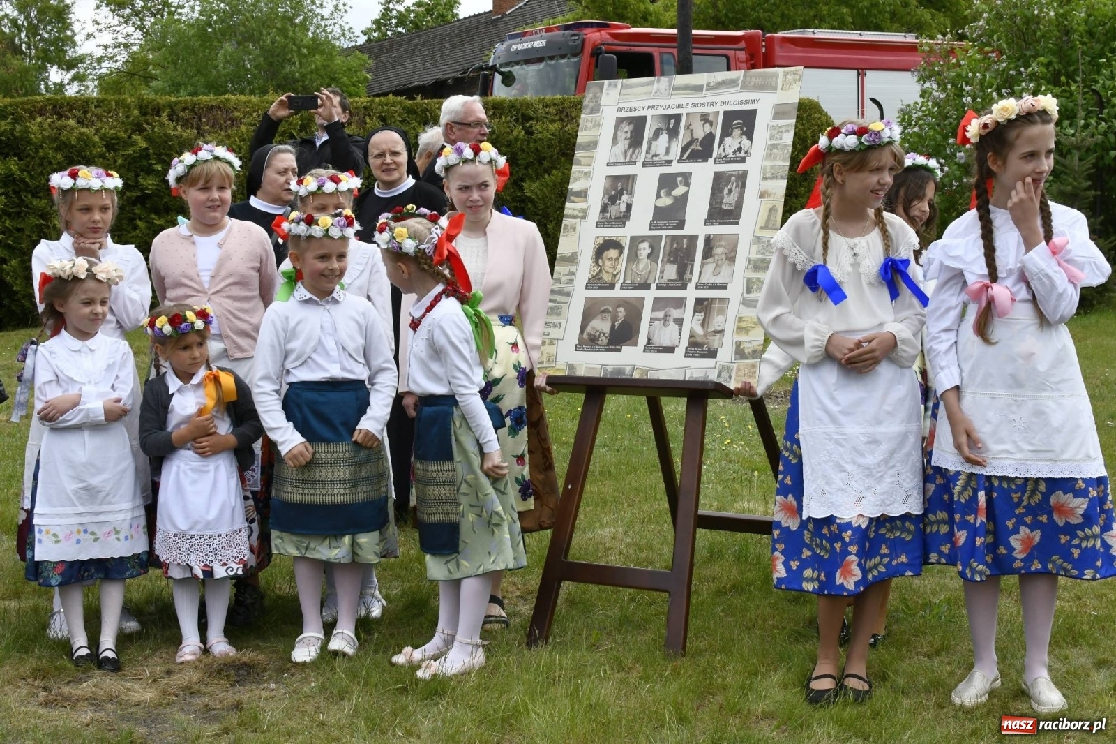 Zdjęcie w galerii na portalu naszraciborz.pl: Wielkie święto w Raciborzu-Brzeziu. Finał Dni Dulcissimiańskich i posadzenie Dębu Niepodległości [FOTO i WIDEO] wiadomości z regionu