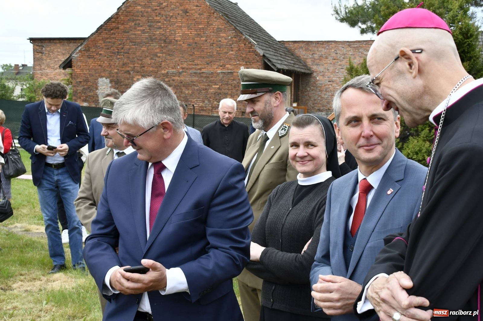 Zdjęcie w galerii na portalu naszraciborz.pl: Wielkie święto w Raciborzu-Brzeziu. Finał Dni Dulcissimiańskich i posadzenie Dębu Niepodległości [FOTO i WIDEO] wiadomości z regionu