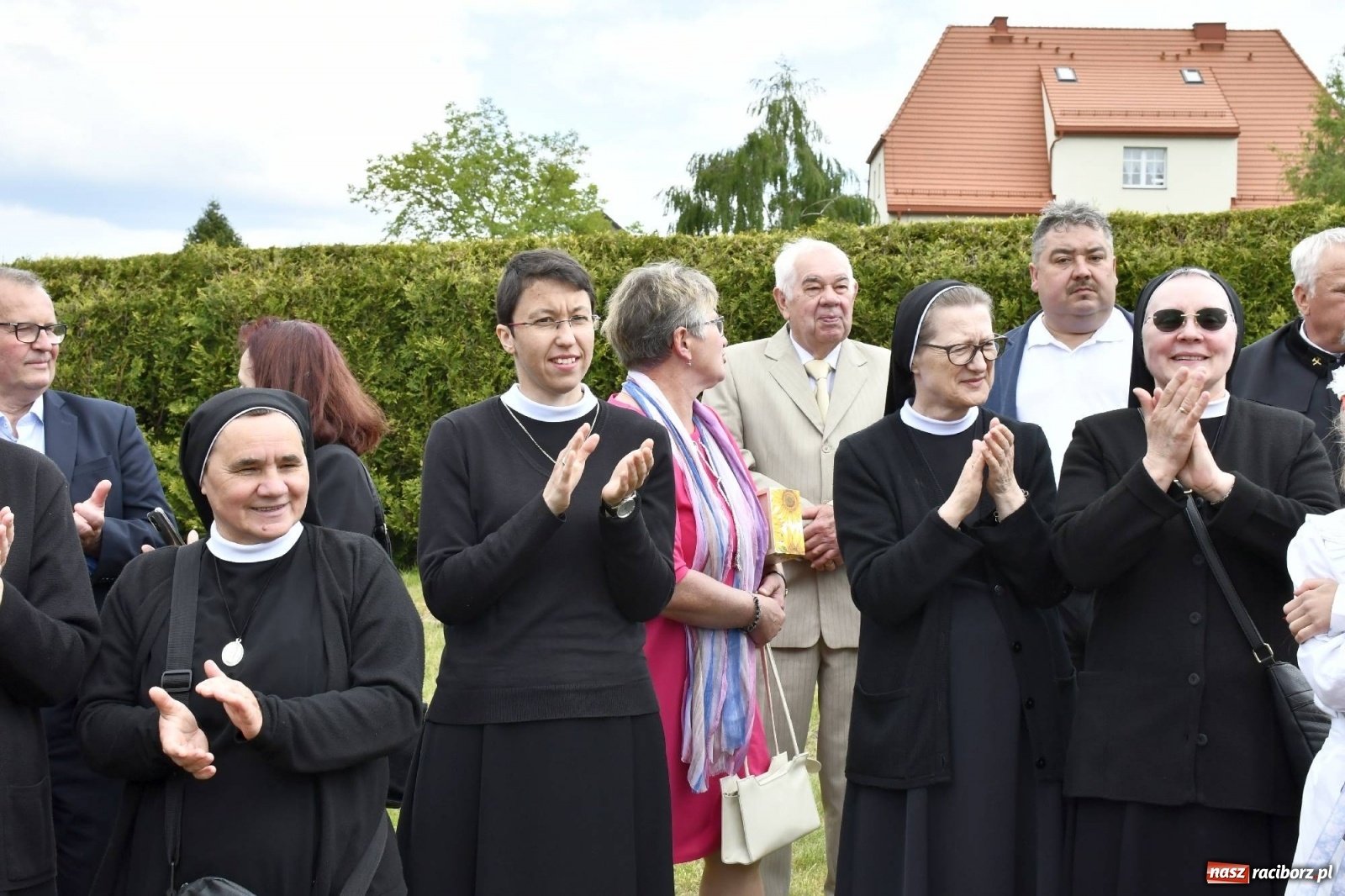 Zdjęcie w galerii na portalu naszraciborz.pl: Wielkie święto w Raciborzu-Brzeziu. Finał Dni Dulcissimiańskich i posadzenie Dębu Niepodległości [FOTO i WIDEO] wiadomości z regionu