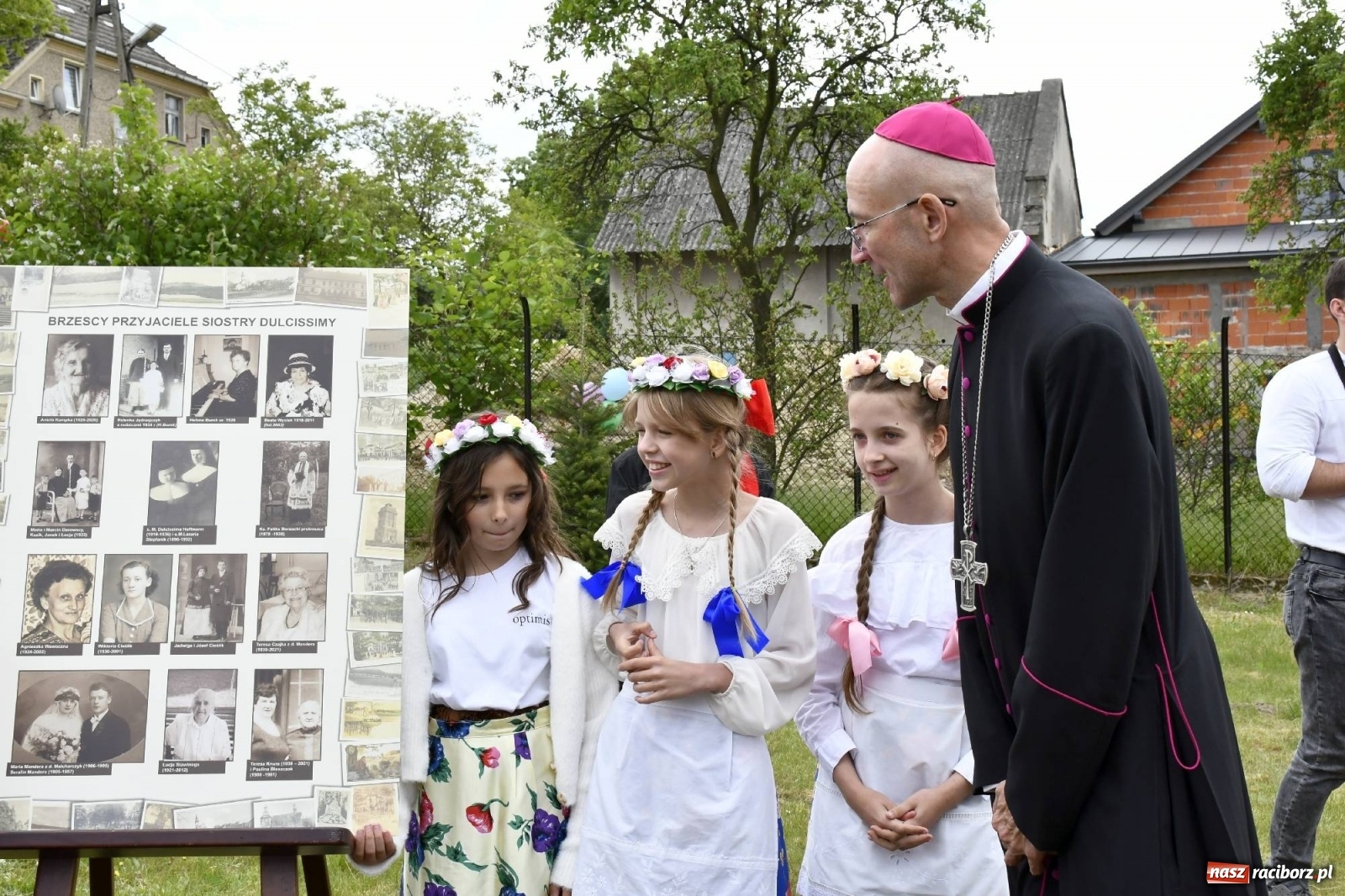 Zdjęcie w galerii na portalu naszraciborz.pl: Wielkie święto w Raciborzu-Brzeziu. Finał Dni Dulcissimiańskich i posadzenie Dębu Niepodległości [FOTO i WIDEO] wiadomości z regionu