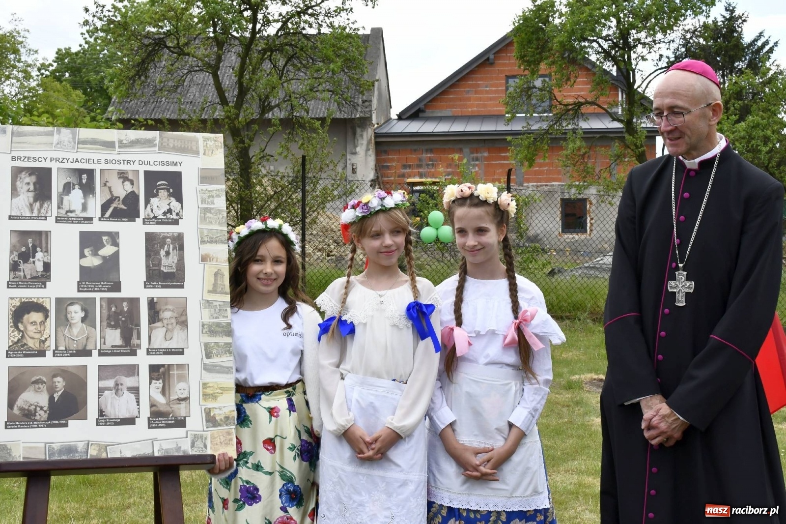 Zdjęcie w galerii na portalu naszraciborz.pl: Wielkie święto w Raciborzu-Brzeziu. Finał Dni Dulcissimiańskich i posadzenie Dębu Niepodległości [FOTO i WIDEO] wiadomości z regionu