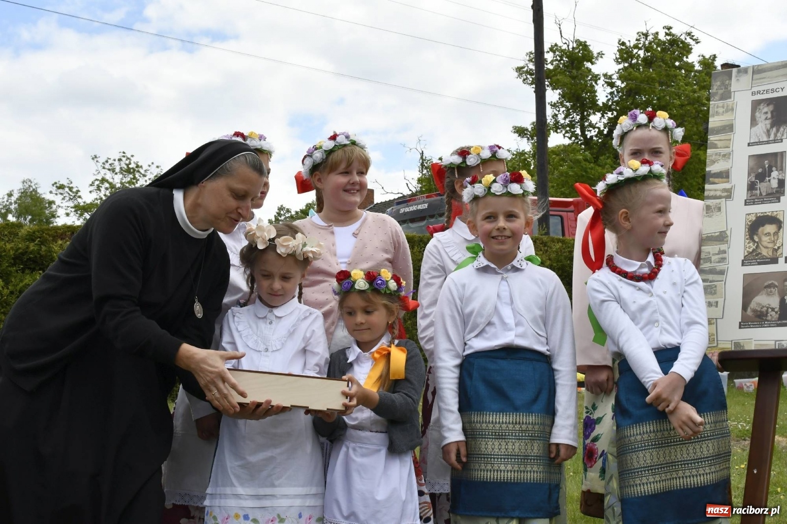 Zdjęcie w galerii na portalu naszraciborz.pl: Wielkie święto w Raciborzu-Brzeziu. Finał Dni Dulcissimiańskich i posadzenie Dębu Niepodległości [FOTO i WIDEO] wiadomości z regionu