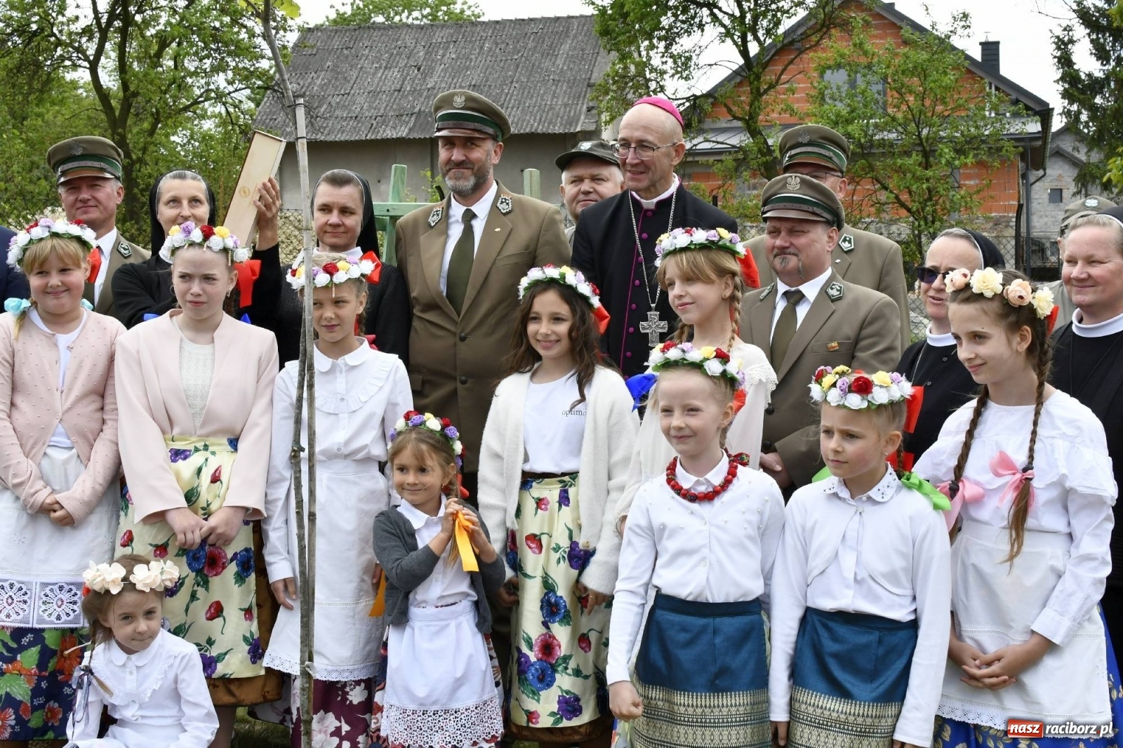 Zdjęcie w galerii na portalu naszraciborz.pl: Wielkie święto w Raciborzu-Brzeziu. Finał Dni Dulcissimiańskich i posadzenie Dębu Niepodległości [FOTO i WIDEO] wiadomości z regionu