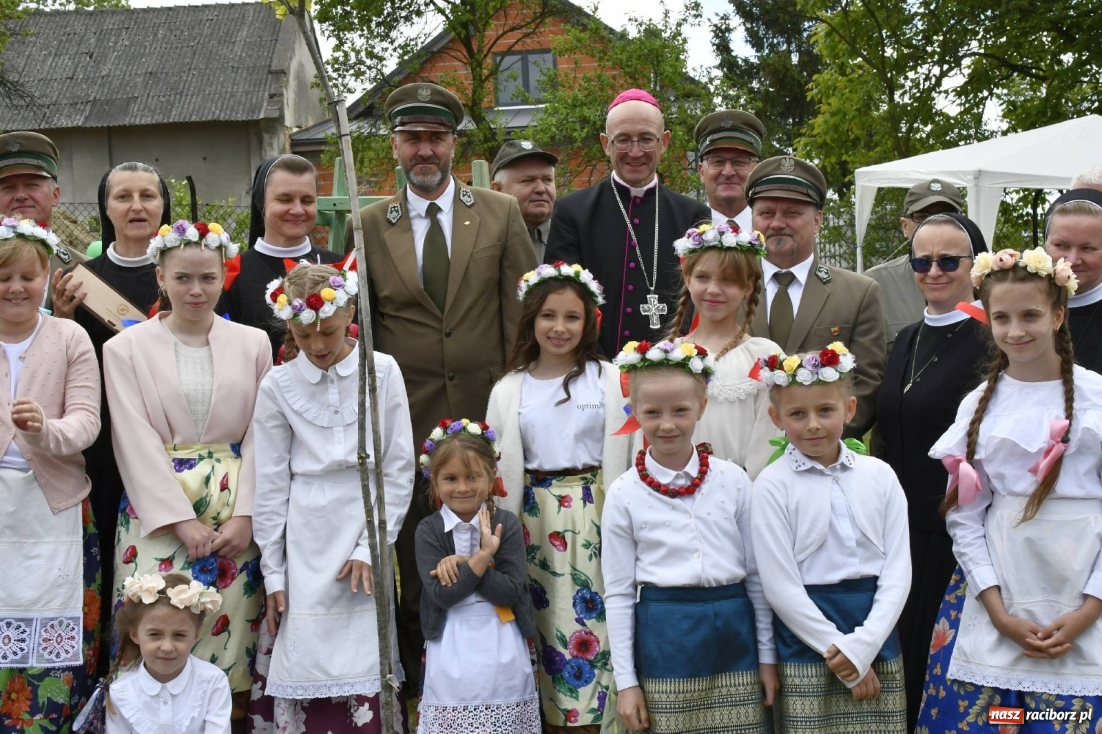 Zdjęcie w galerii na portalu naszraciborz.pl: Wielkie święto w Raciborzu-Brzeziu. Finał Dni Dulcissimiańskich i posadzenie Dębu Niepodległości [FOTO i WIDEO] wiadomości z regionu