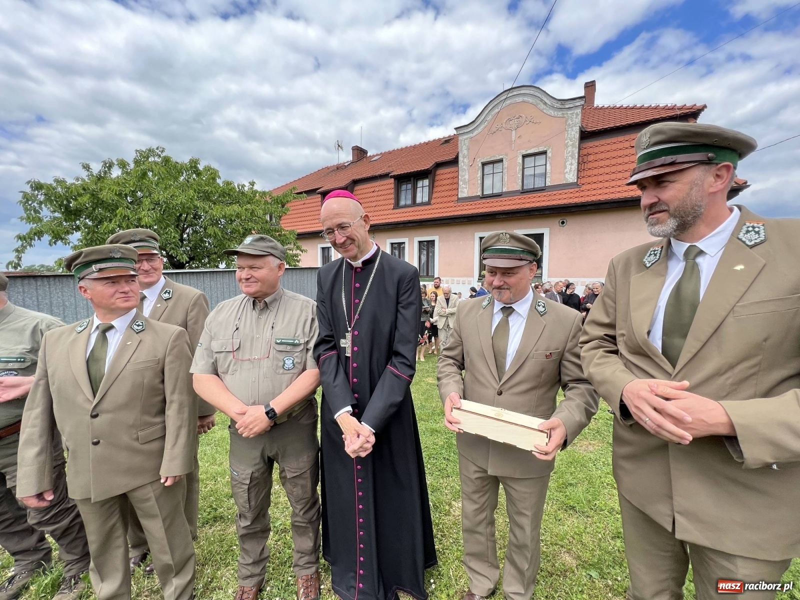 Zdjęcie w galerii na portalu naszraciborz.pl: Wielkie święto w Raciborzu-Brzeziu. Finał Dni Dulcissimiańskich i posadzenie Dębu Niepodległości [FOTO i WIDEO] wiadomości z regionu