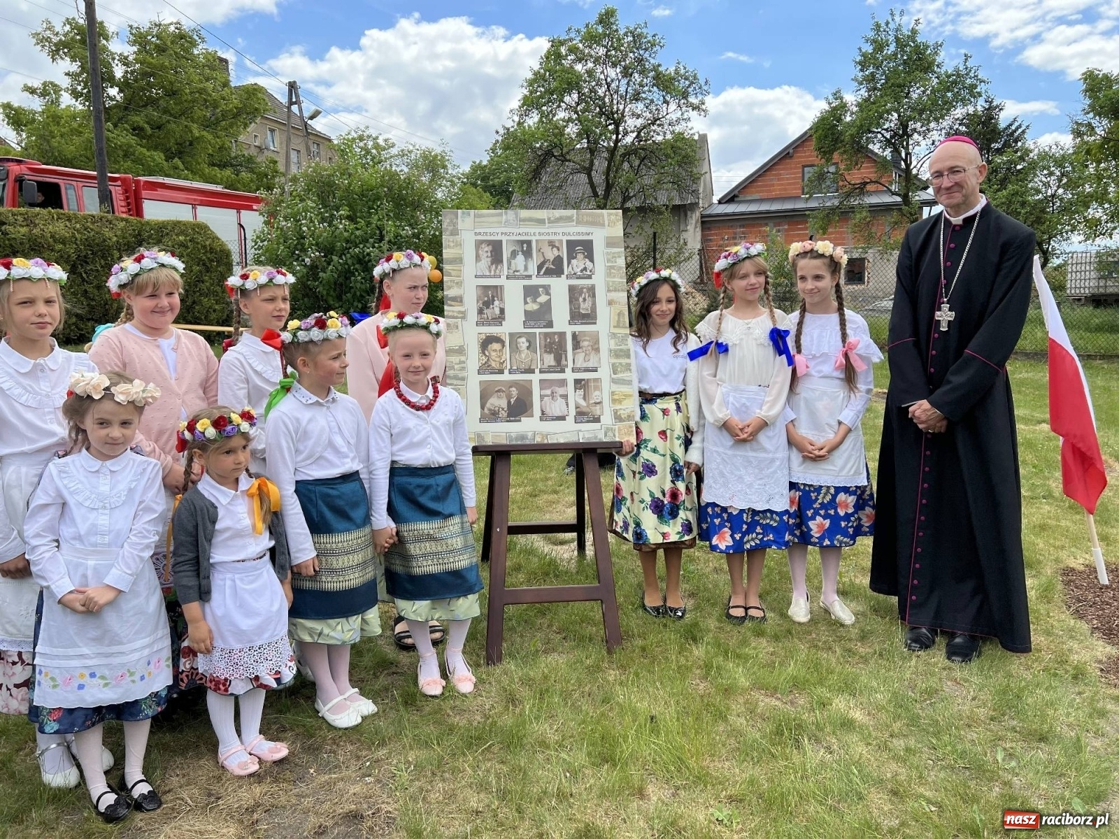Zdjęcie w galerii na portalu naszraciborz.pl: Wielkie święto w Raciborzu-Brzeziu. Finał Dni Dulcissimiańskich i posadzenie Dębu Niepodległości [FOTO i WIDEO] wiadomości z regionu
