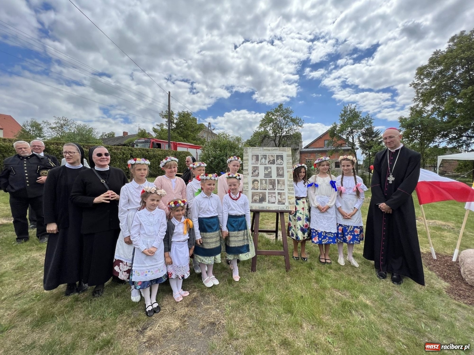 Zdjęcie w galerii na portalu naszraciborz.pl: Wielkie święto w Raciborzu-Brzeziu. Finał Dni Dulcissimiańskich i posadzenie Dębu Niepodległości [FOTO i WIDEO] wiadomości z regionu
