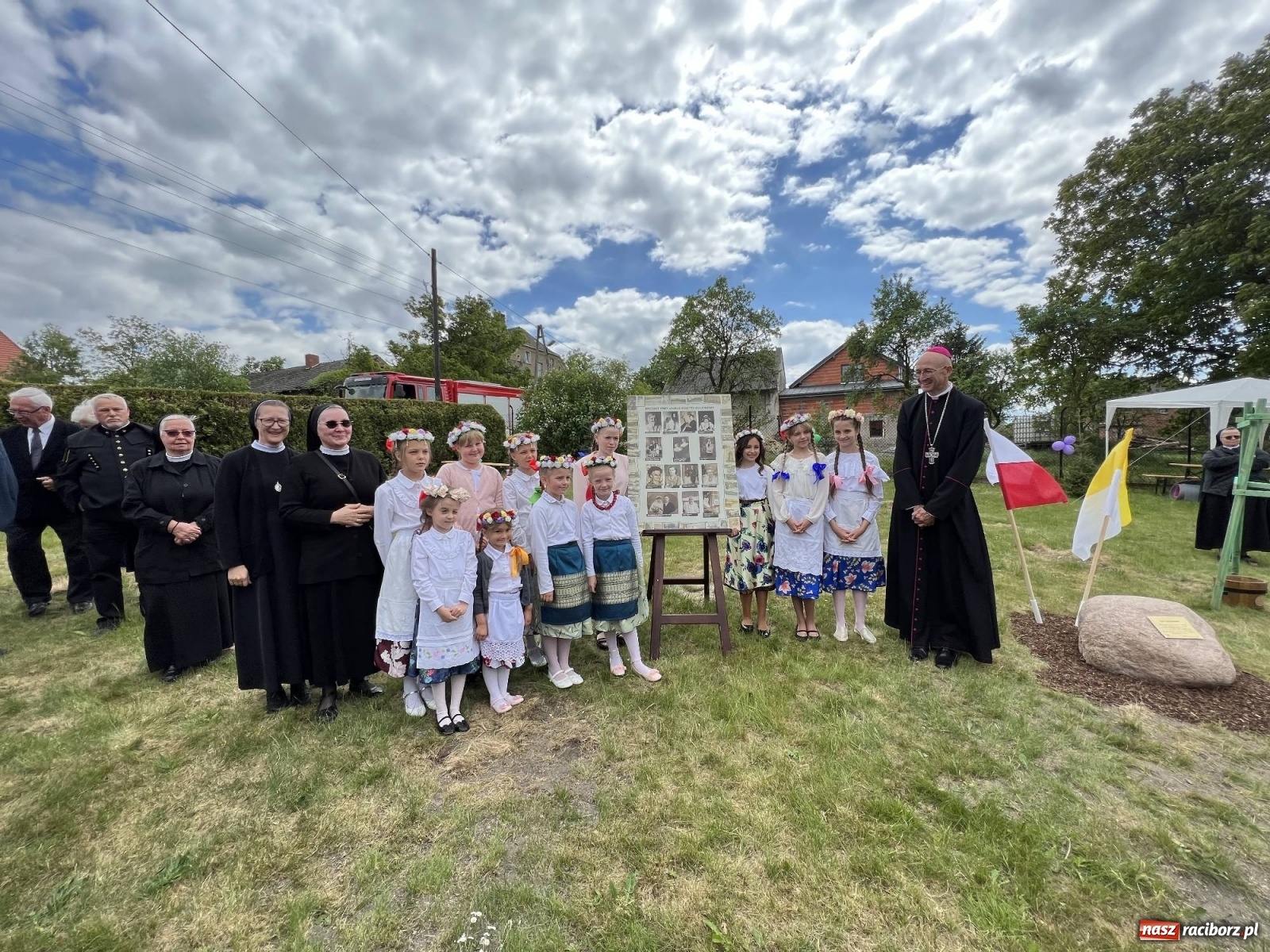 Zdjęcie w galerii na portalu naszraciborz.pl: Wielkie święto w Raciborzu-Brzeziu. Finał Dni Dulcissimiańskich i posadzenie Dębu Niepodległości [FOTO i WIDEO] wiadomości z regionu