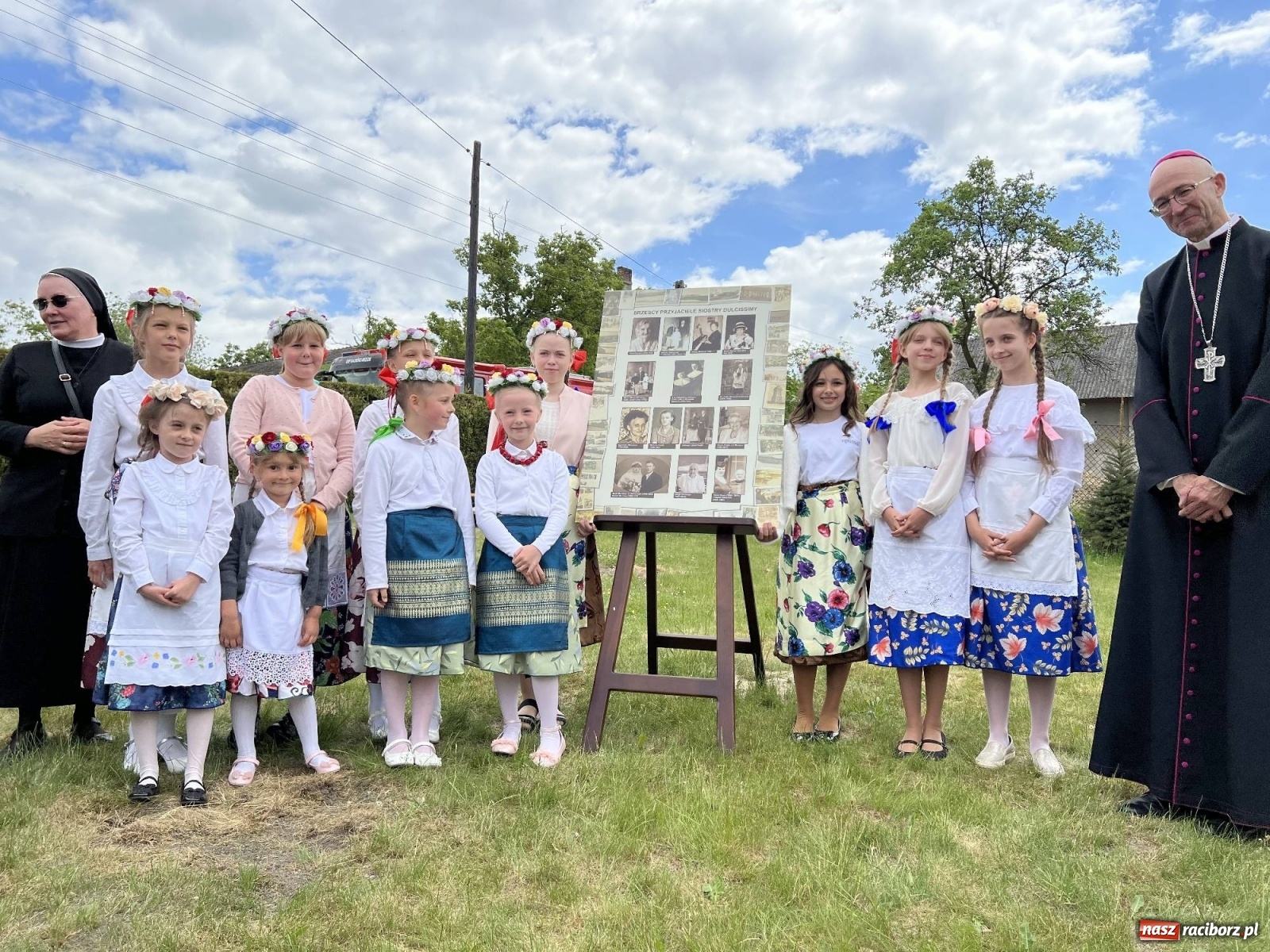 Zdjęcie w galerii na portalu naszraciborz.pl: Wielkie święto w Raciborzu-Brzeziu. Finał Dni Dulcissimiańskich i posadzenie Dębu Niepodległości [FOTO i WIDEO] wiadomości z regionu