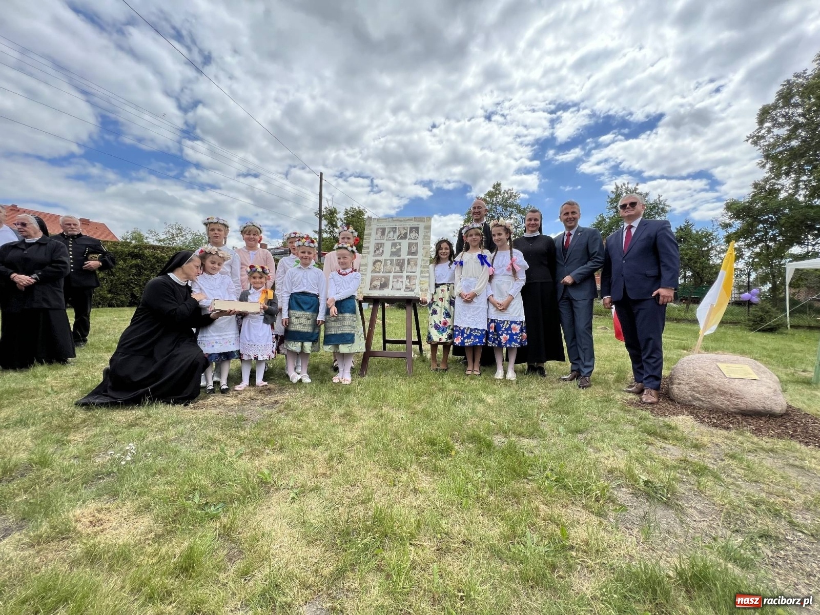 Zdjęcie w galerii na portalu naszraciborz.pl: Wielkie święto w Raciborzu-Brzeziu. Finał Dni Dulcissimiańskich i posadzenie Dębu Niepodległości [FOTO i WIDEO] wiadomości z regionu