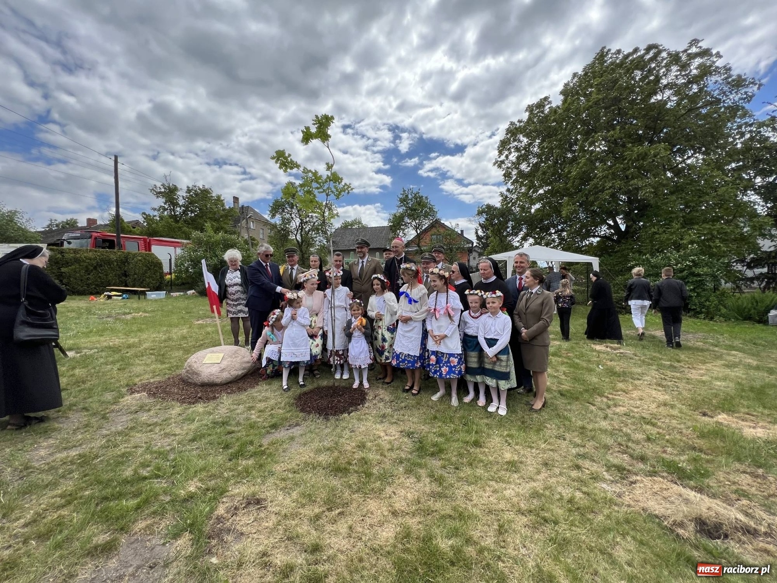 Zdjęcie w galerii na portalu naszraciborz.pl: Wielkie święto w Raciborzu-Brzeziu. Finał Dni Dulcissimiańskich i posadzenie Dębu Niepodległości [FOTO i WIDEO] wiadomości z regionu