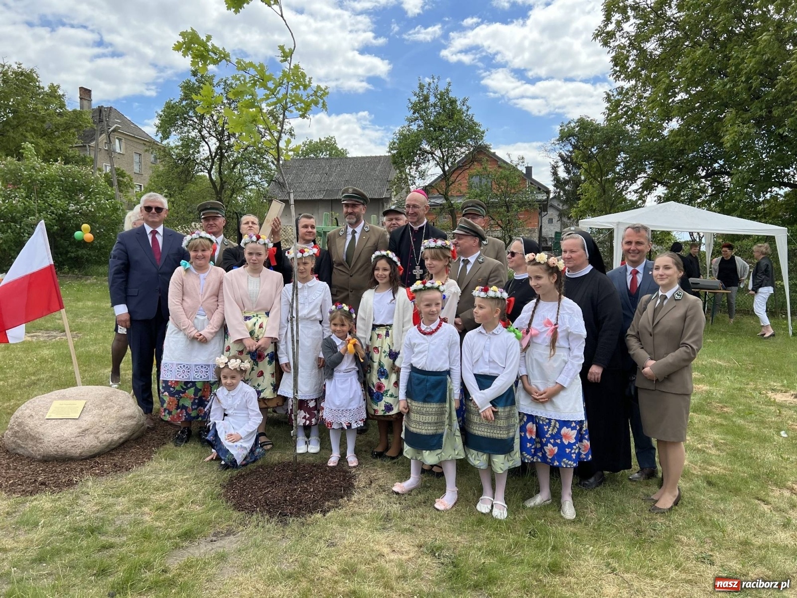 Zdjęcie w galerii na portalu naszraciborz.pl: Wielkie święto w Raciborzu-Brzeziu. Finał Dni Dulcissimiańskich i posadzenie Dębu Niepodległości [FOTO i WIDEO] wiadomości z regionu