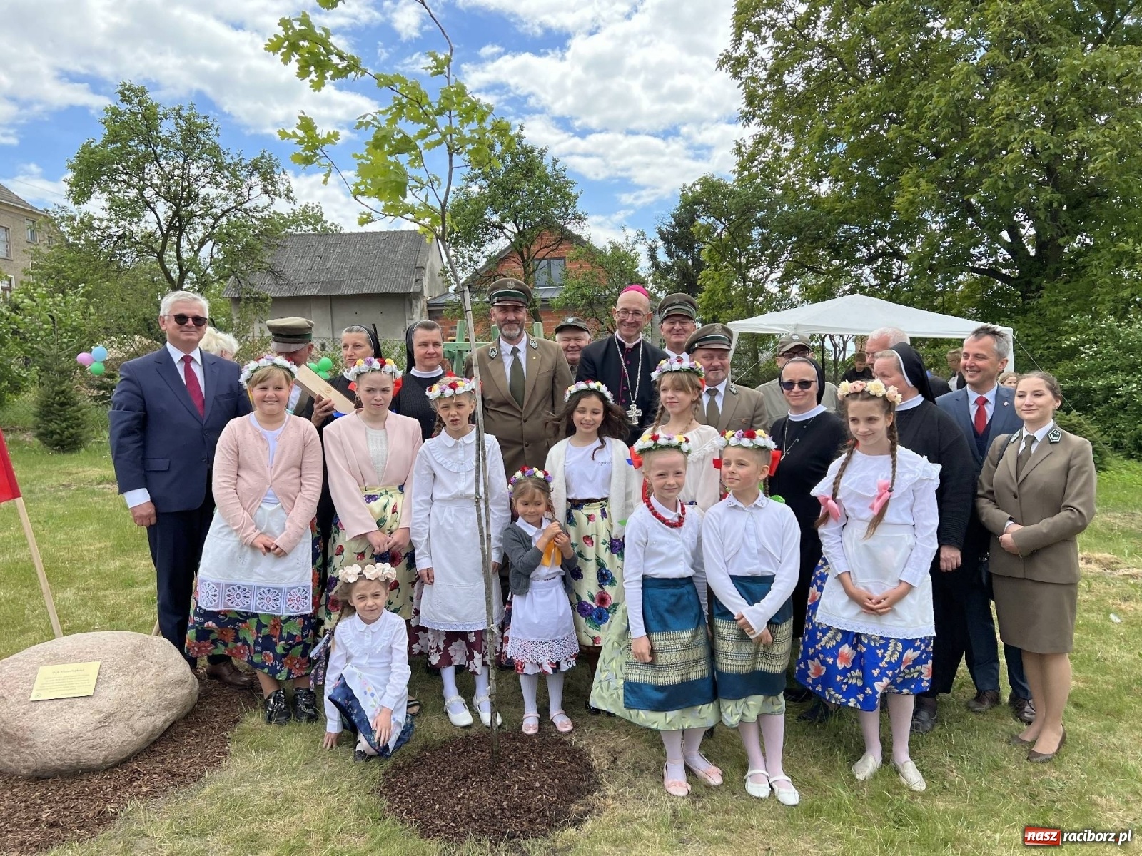 Zdjęcie w galerii na portalu naszraciborz.pl: Wielkie święto w Raciborzu-Brzeziu. Finał Dni Dulcissimiańskich i posadzenie Dębu Niepodległości [FOTO i WIDEO] wiadomości z regionu