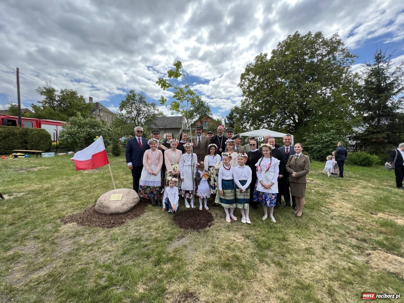 Zdjęcie w galerii na portalu naszraciborz.pl: Wielkie święto w Raciborzu-Brzeziu. Finał Dni Dulcissimiańskich i posadzenie Dębu Niepodległości [FOTO i WIDEO] wiadomości z regionu