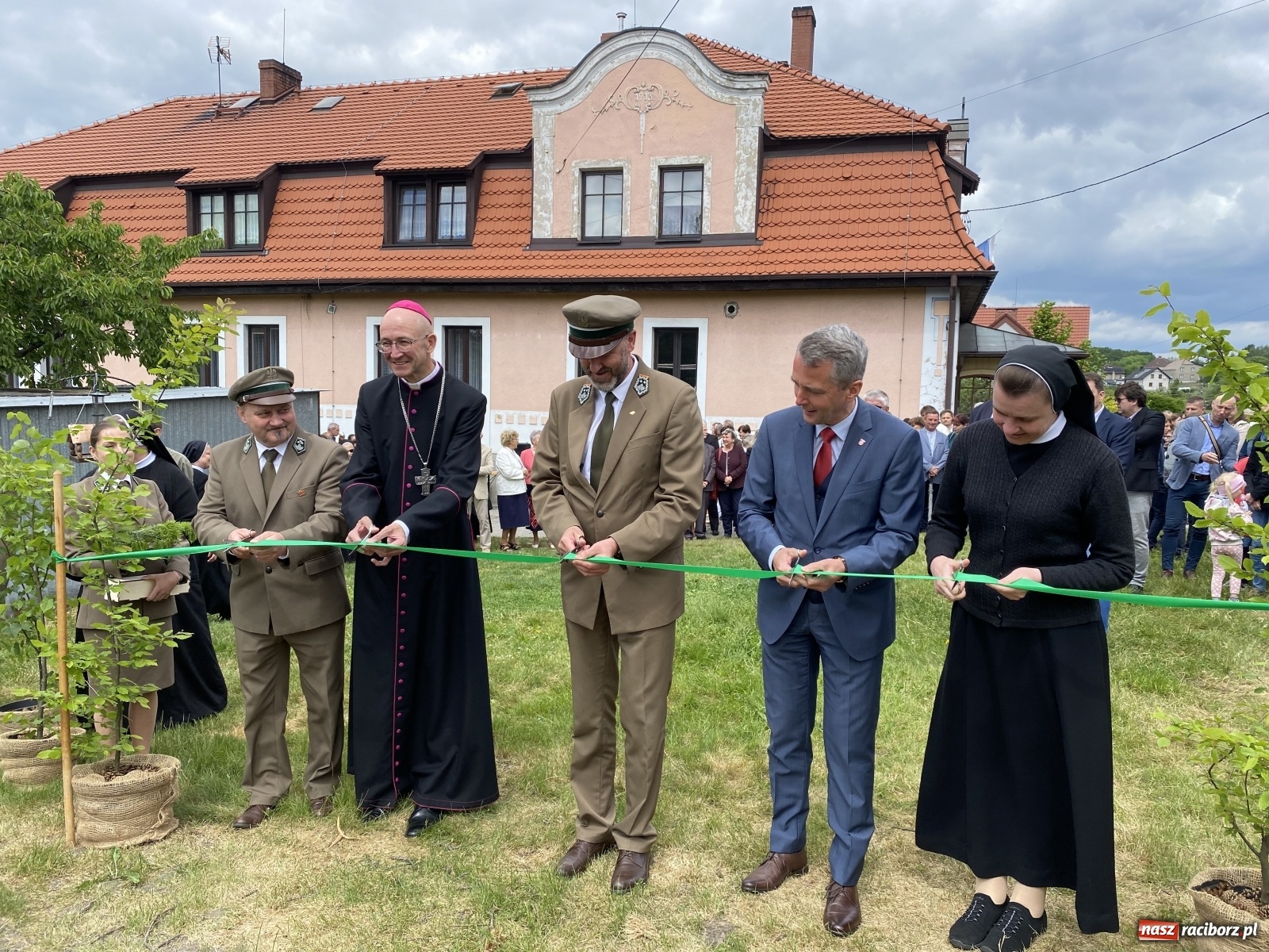Zdjęcie w galerii na portalu naszraciborz.pl: Wielkie święto w Raciborzu-Brzeziu. Finał Dni Dulcissimiańskich i posadzenie Dębu Niepodległości [FOTO i WIDEO] wiadomości z regionu
