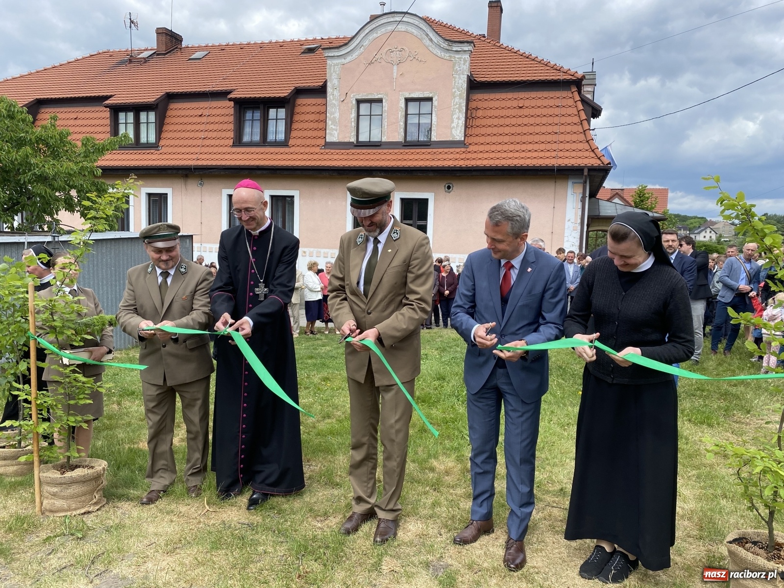 Zdjęcie w galerii na portalu naszraciborz.pl: Wielkie święto w Raciborzu-Brzeziu. Finał Dni Dulcissimiańskich i posadzenie Dębu Niepodległości [FOTO i WIDEO] wiadomości z regionu
